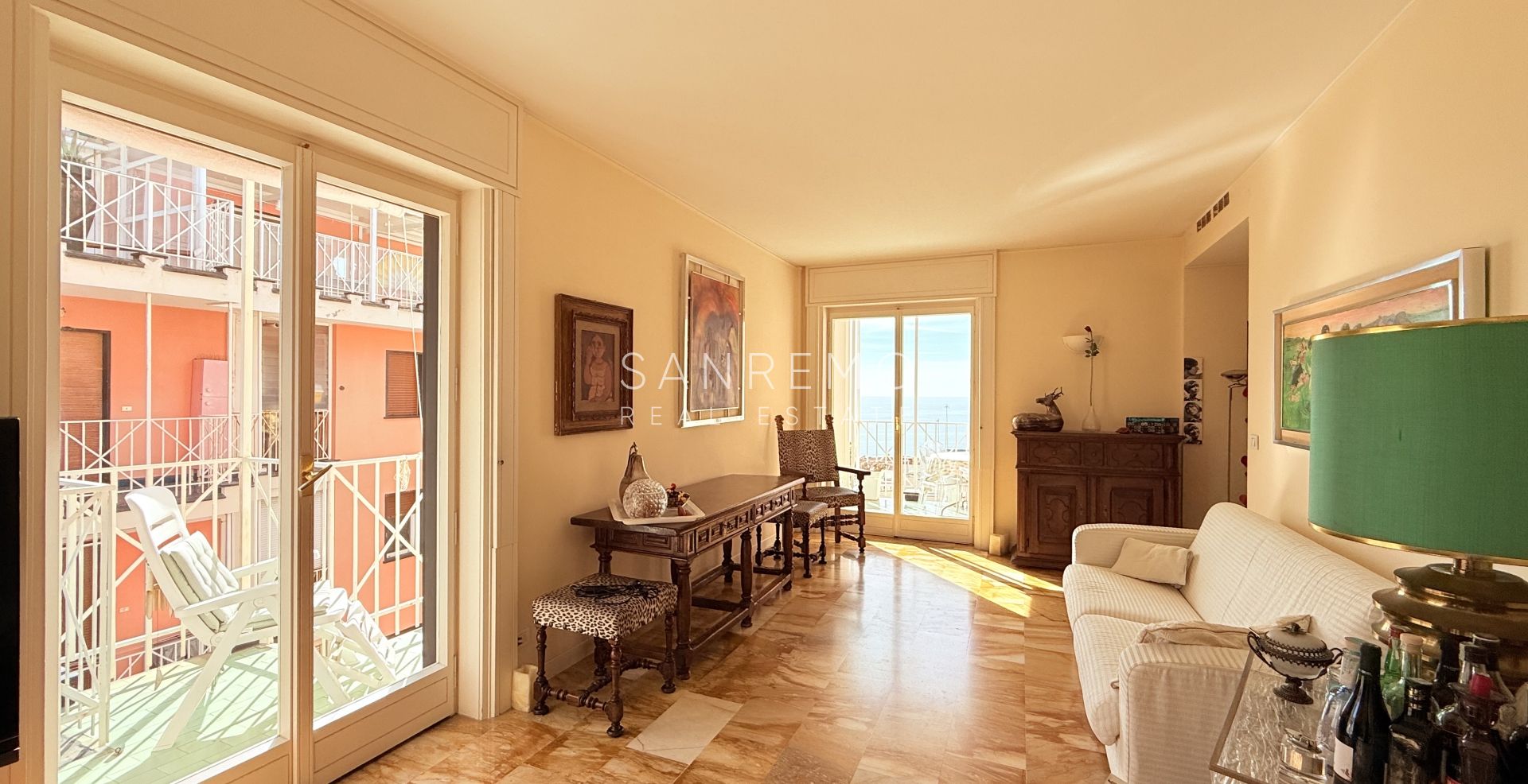 Appartement lumineux de 120 m2 offrant de grands espaces et une splendide vue mer