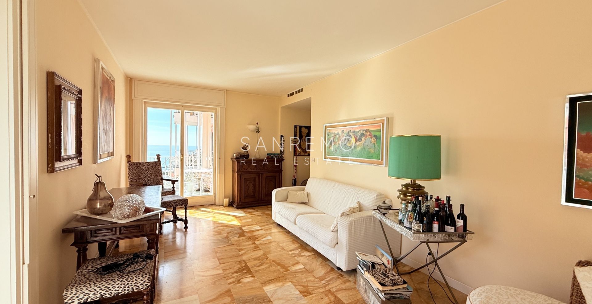 Appartement lumineux de 120 m2 offrant de grands espaces et une splendide vue mer