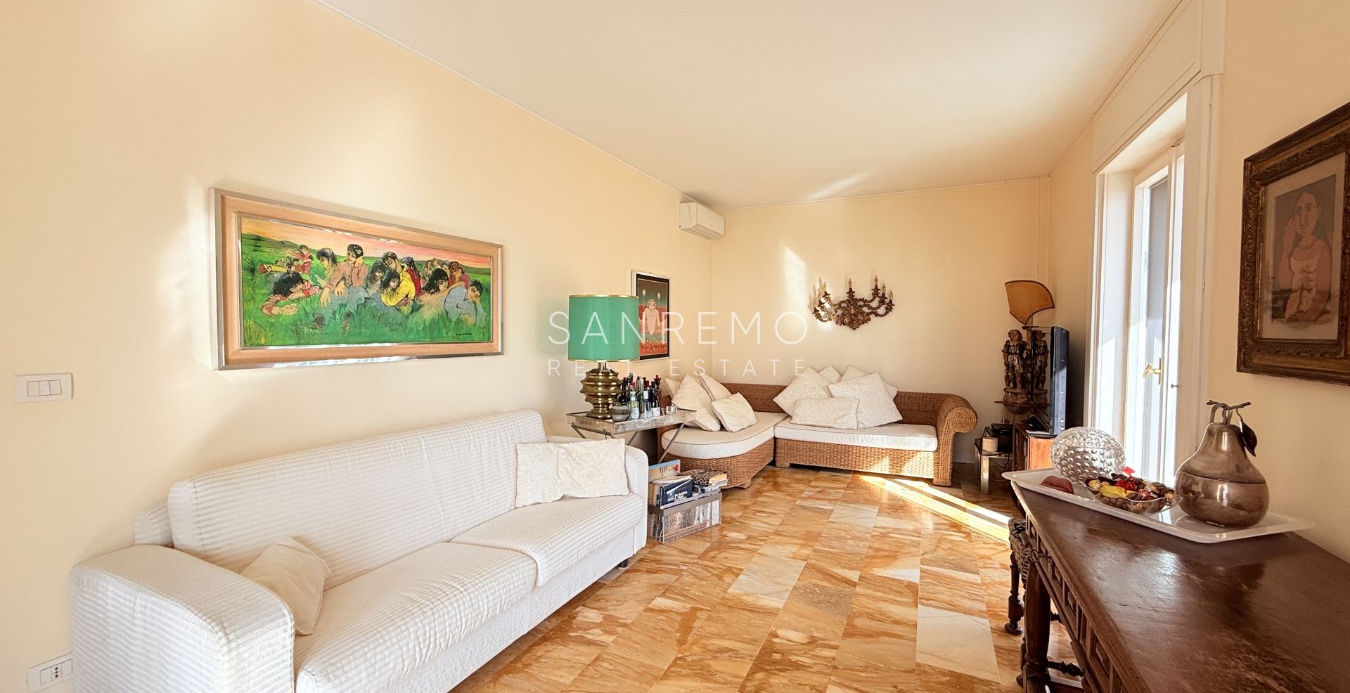Appartement lumineux de 120 m2 offrant de grands espaces et une splendide vue mer