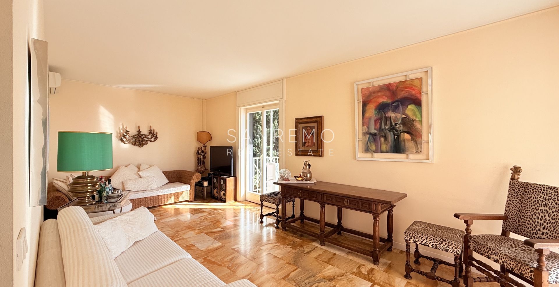 Appartement lumineux de 120 m2 offrant de grands espaces et une splendide vue mer
