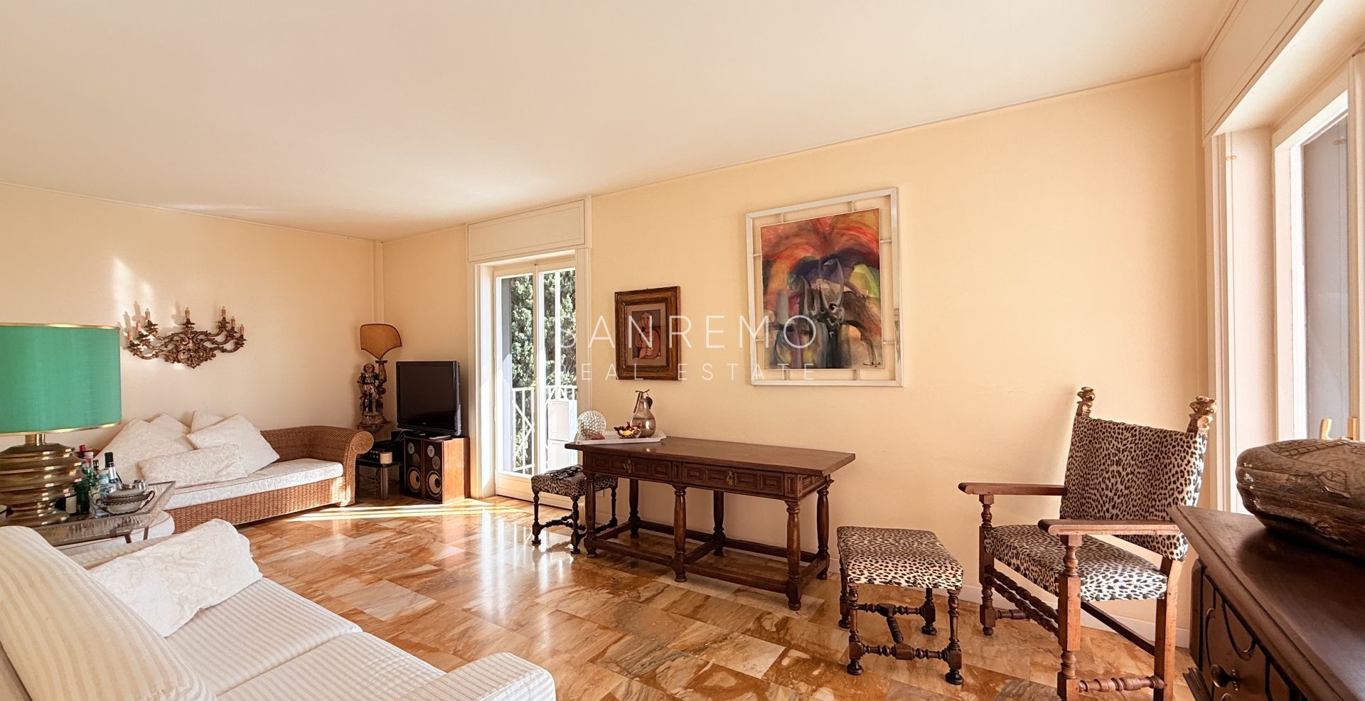 Appartement lumineux de 120 m2 offrant de grands espaces et une splendide vue mer