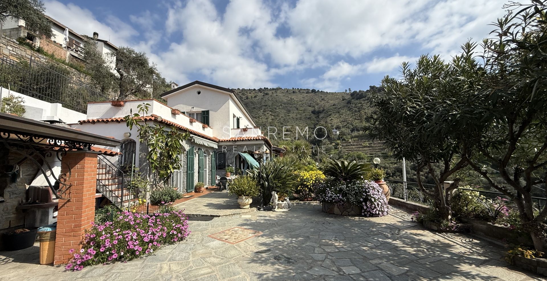 Spacieuse villa avec vue mer imprenable et terrain