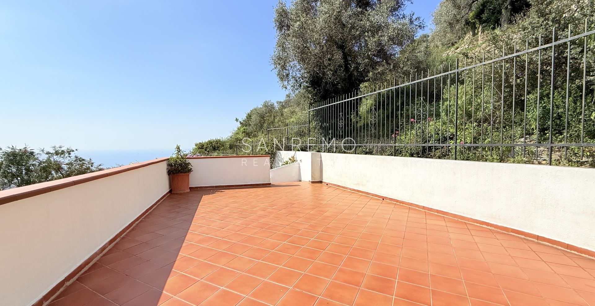 Spacieuse villa avec vue mer imprenable et terrain
