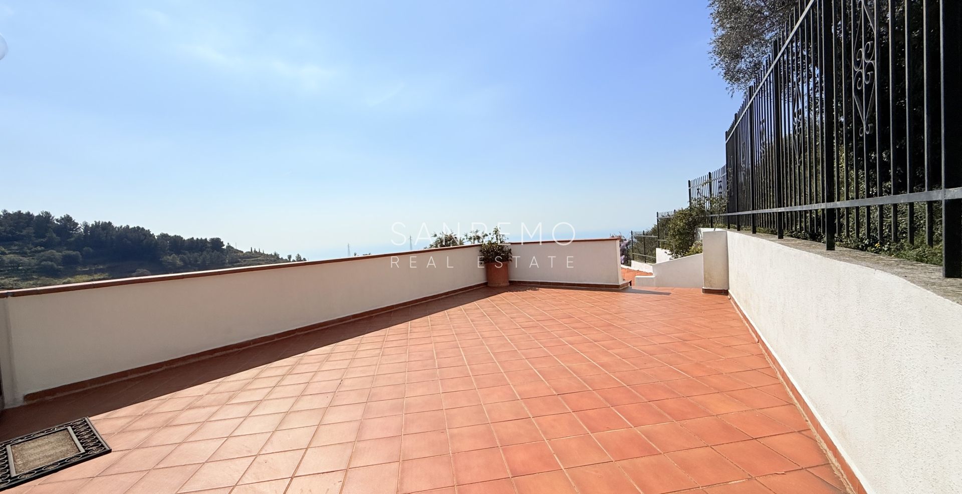 Spacieuse villa avec vue mer imprenable et terrain