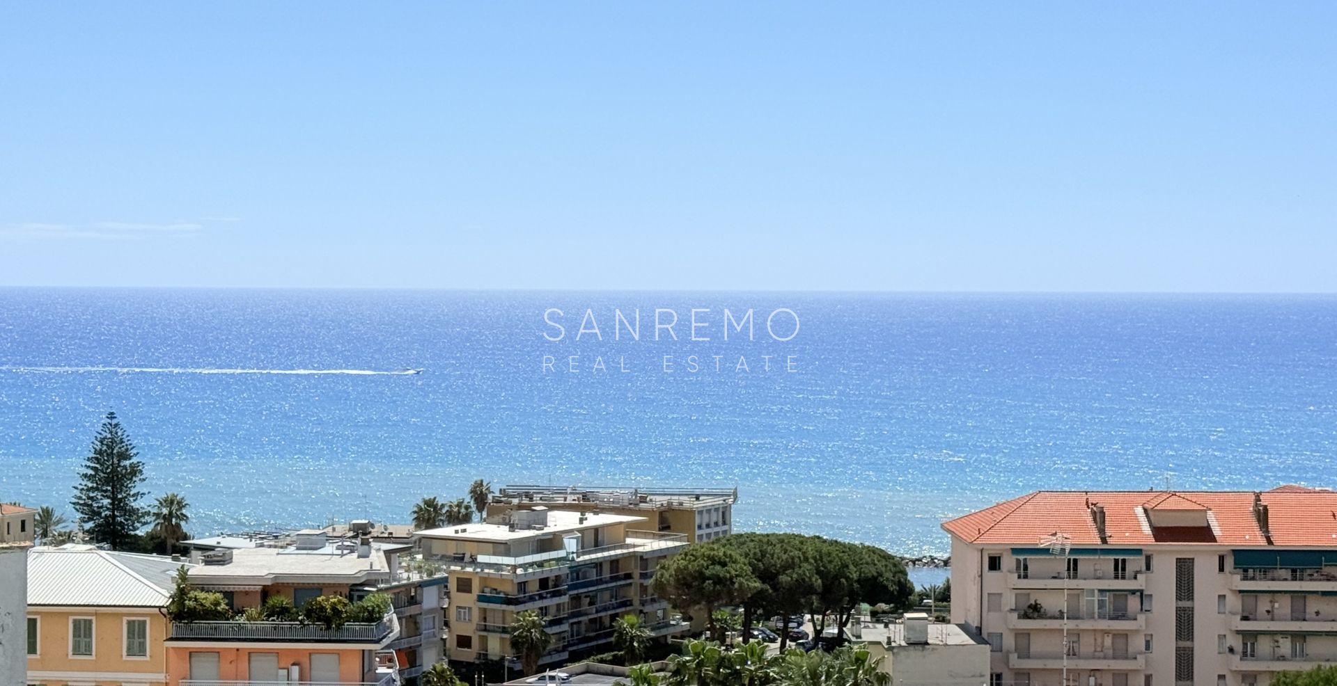 Spacieux appartement avec vue sur la mer dans une résidence élégante et plane avec service de conciergerie.