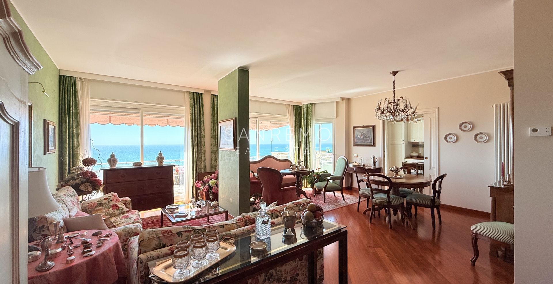 Spacieux appartement avec vue sur la mer dans une résidence élégante et plane avec service de conciergerie.