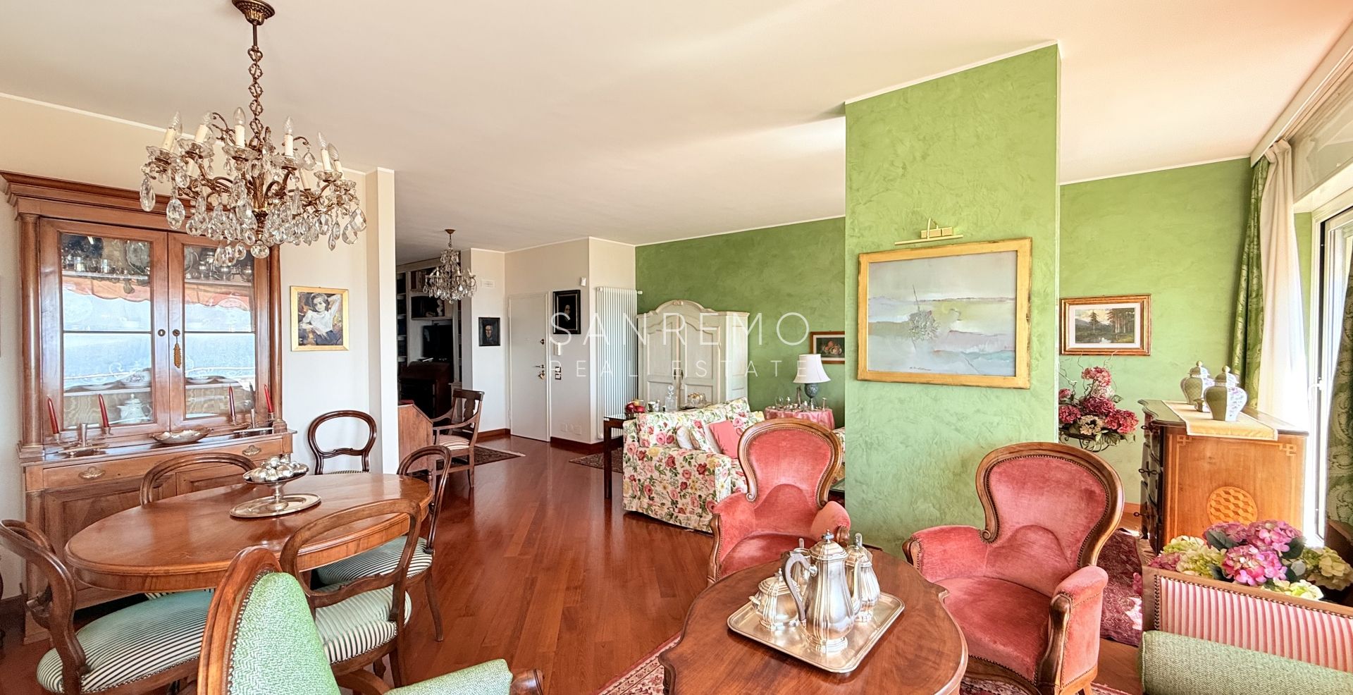 Spacieux appartement avec vue sur la mer dans une résidence élégante et plane avec service de conciergerie.