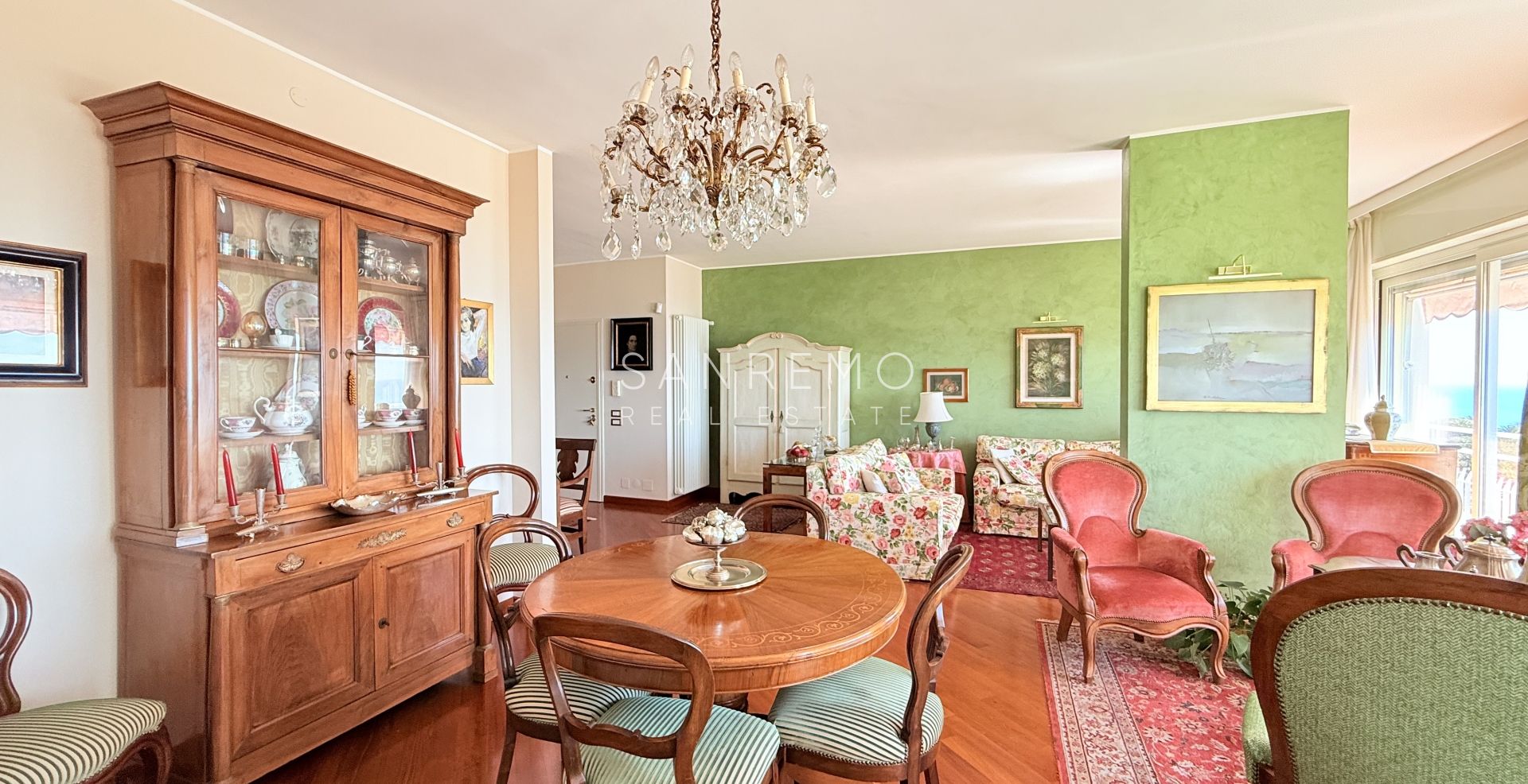 Spacieux appartement avec vue sur la mer dans une résidence élégante et plane avec service de conciergerie.