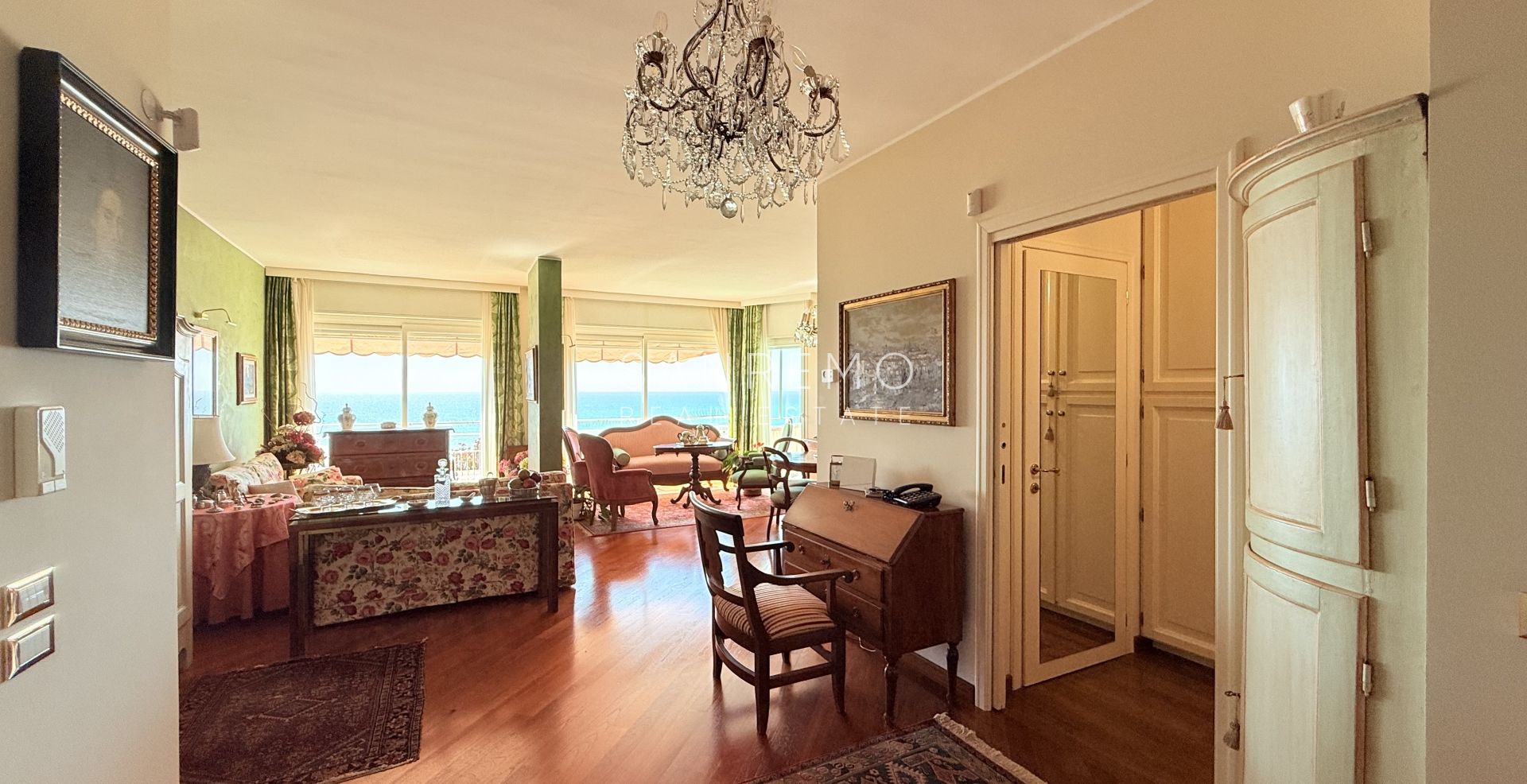 Spacieux appartement avec vue sur la mer dans une résidence élégante et plane avec service de conciergerie.