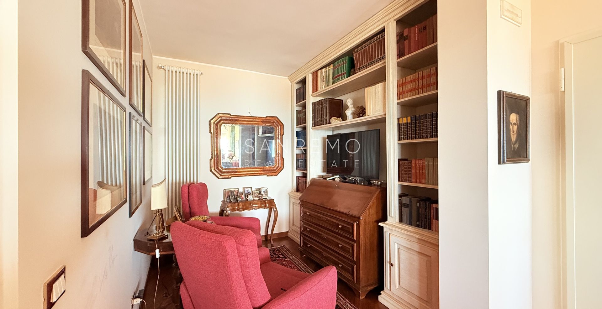 Spacieux appartement avec vue sur la mer dans une résidence élégante et plane avec service de conciergerie.