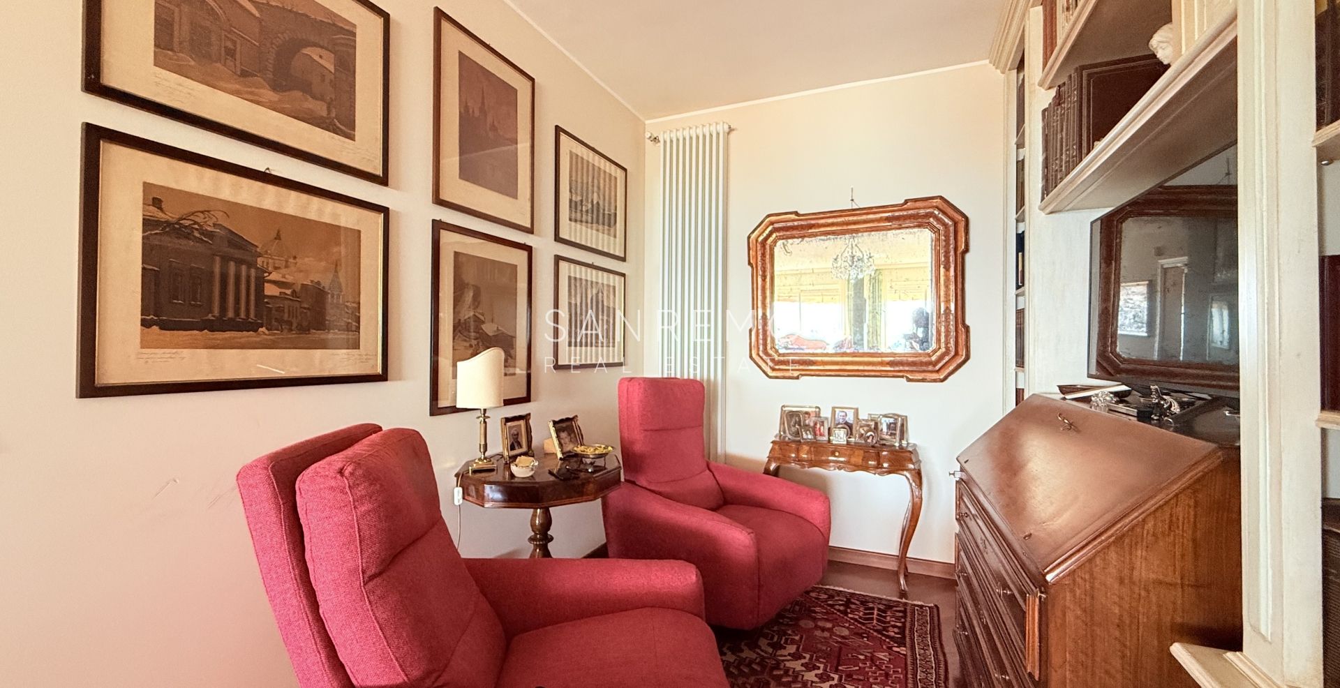 Spacieux appartement avec vue sur la mer dans une résidence élégante et plane avec service de conciergerie.