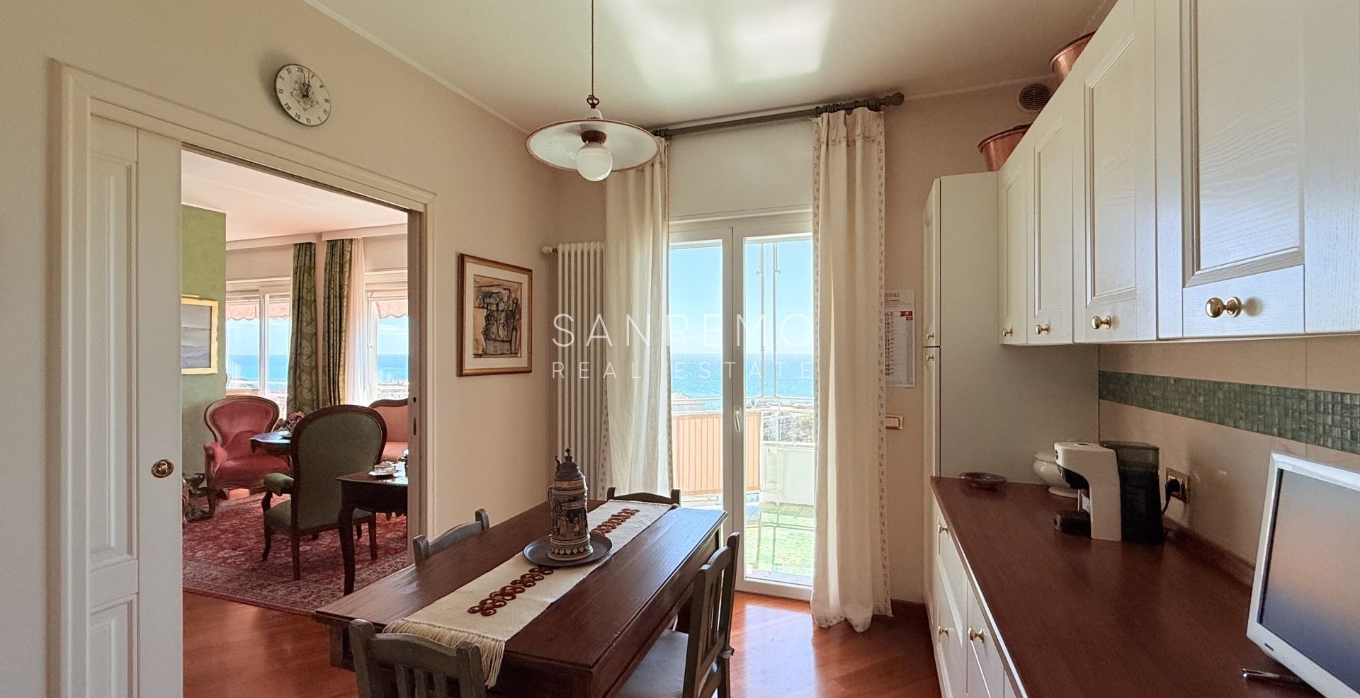 Spacieux appartement avec vue sur la mer dans une résidence élégante et plane avec service de conciergerie.