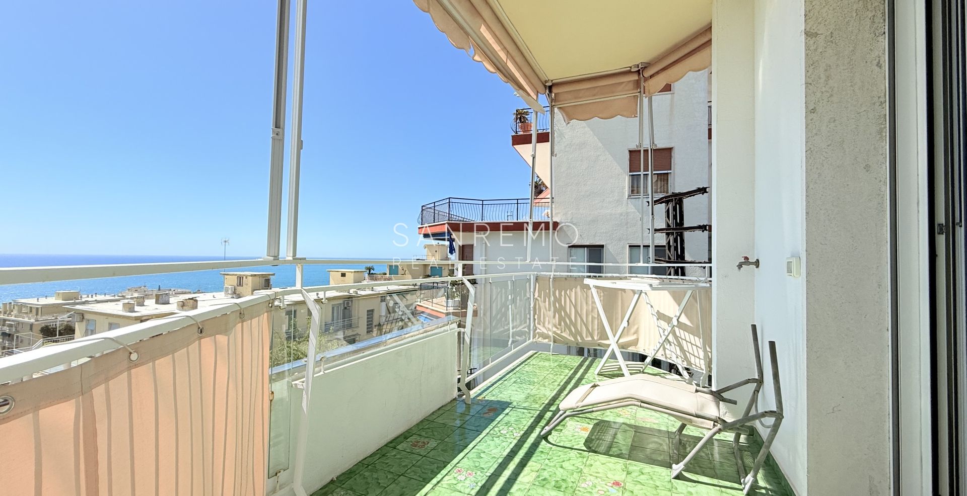 Spacieux appartement avec vue sur la mer dans une résidence élégante et plane avec service de conciergerie.