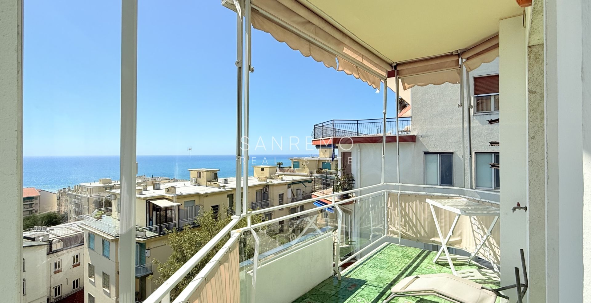 Spacieux appartement avec vue sur la mer dans une résidence élégante et plane avec service de conciergerie.