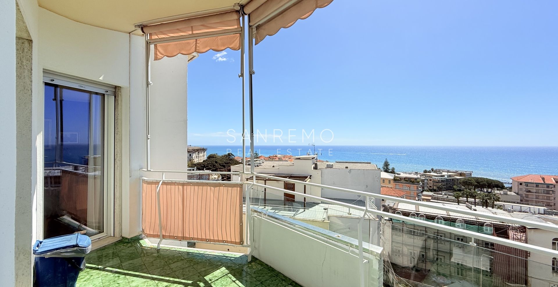 Spacieux appartement avec vue sur la mer dans une résidence élégante et plane avec service de conciergerie.