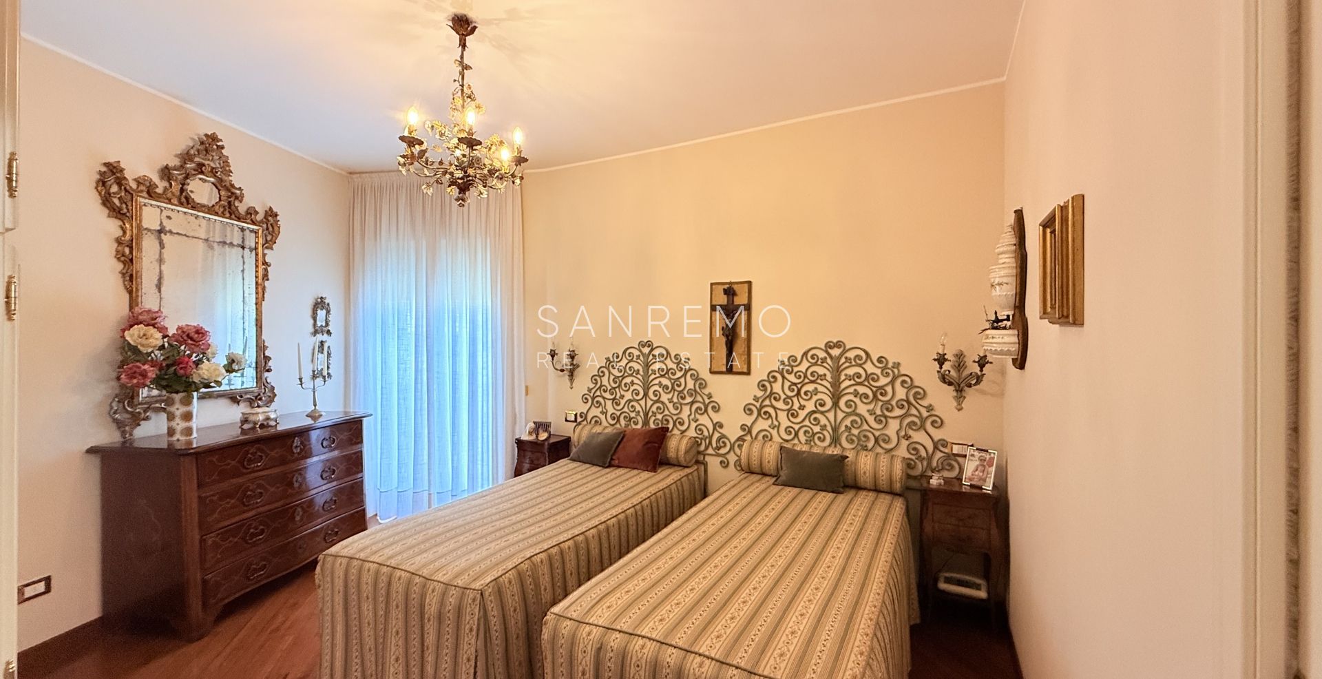 Spacieux appartement avec vue sur la mer dans une résidence élégante et plane avec service de conciergerie.