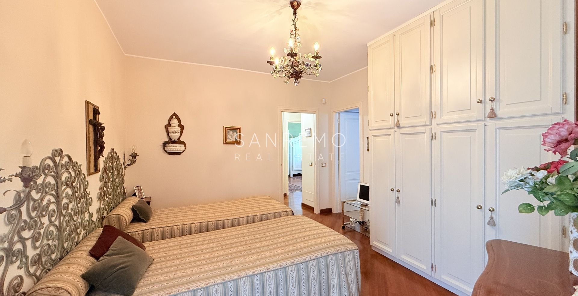 Spacieux appartement avec vue sur la mer dans une résidence élégante et plane avec service de conciergerie.
