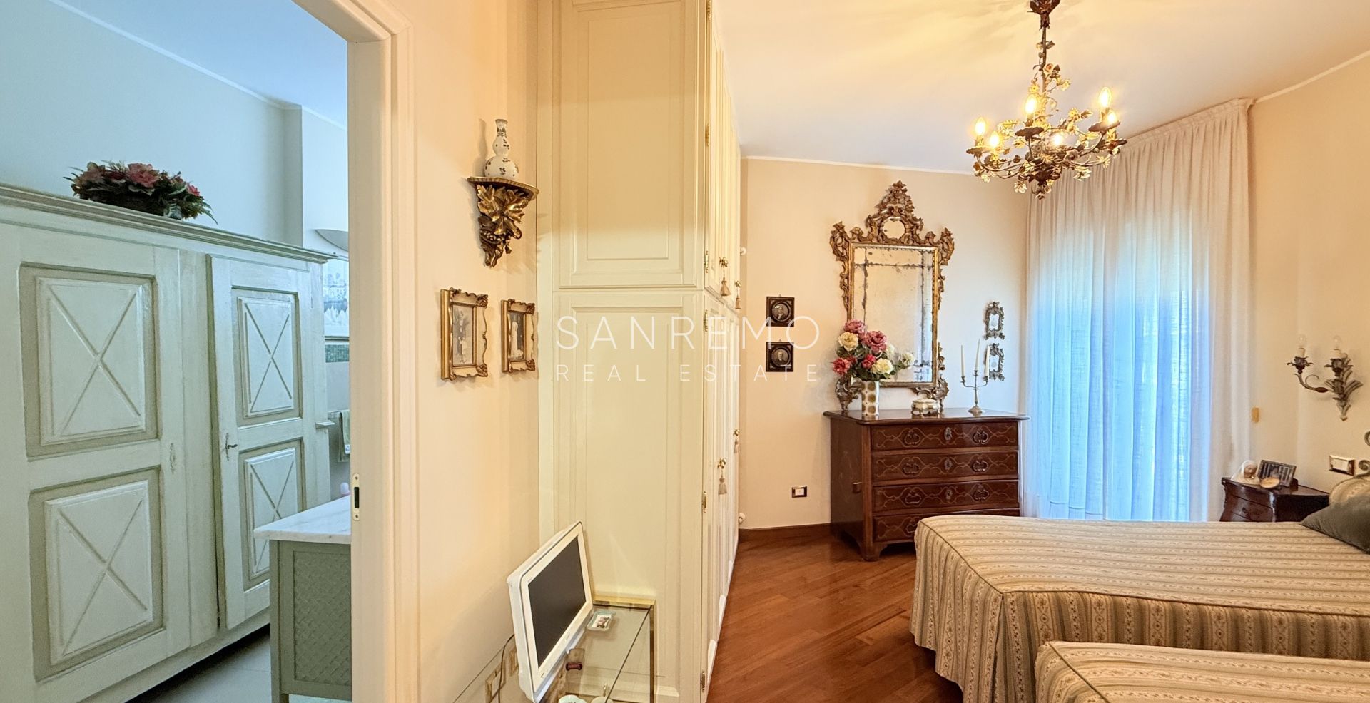Spacieux appartement avec vue sur la mer dans une résidence élégante et plane avec service de conciergerie.