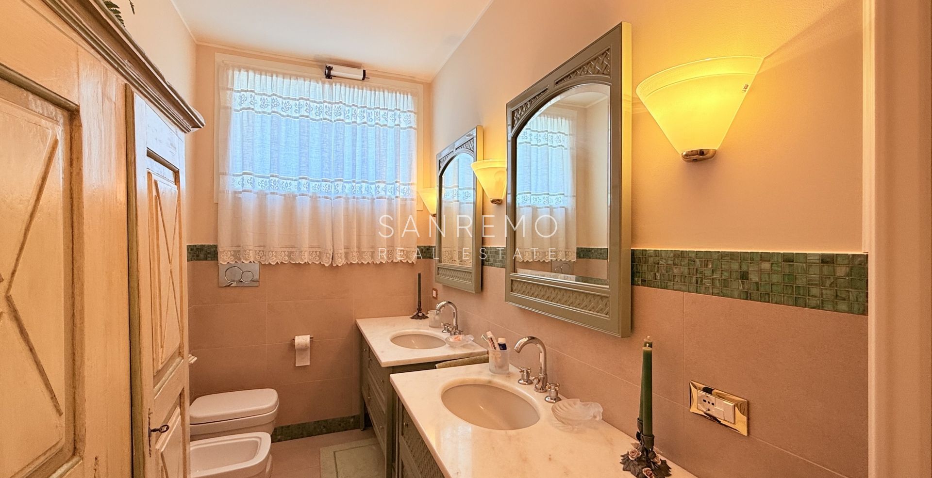Spacieux appartement avec vue sur la mer dans une résidence élégante et plane avec service de conciergerie.