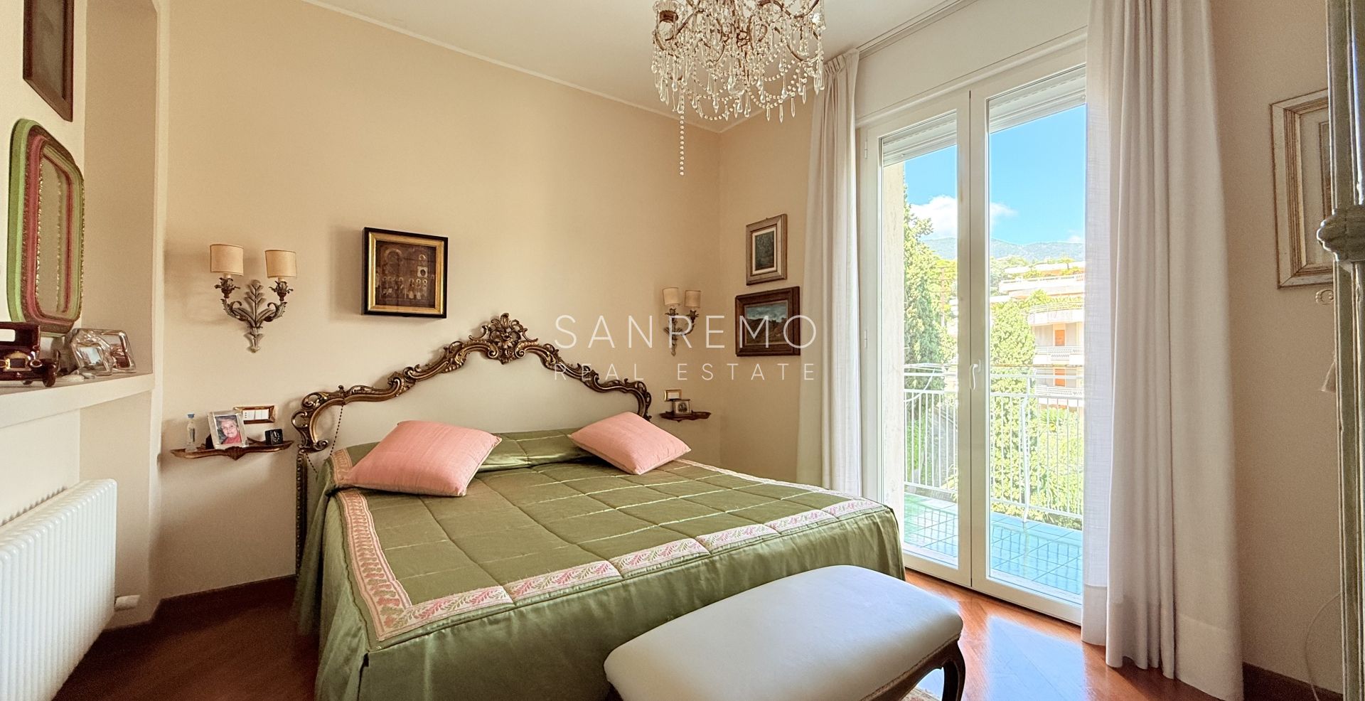 Spacieux appartement avec vue sur la mer dans une résidence élégante et plane avec service de conciergerie.
