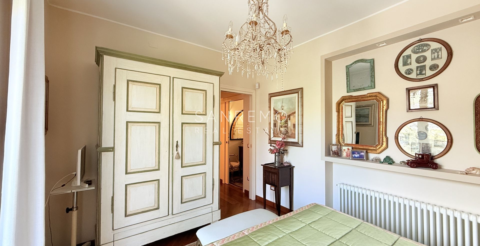 Spacieux appartement avec vue sur la mer dans une résidence élégante et plane avec service de conciergerie.