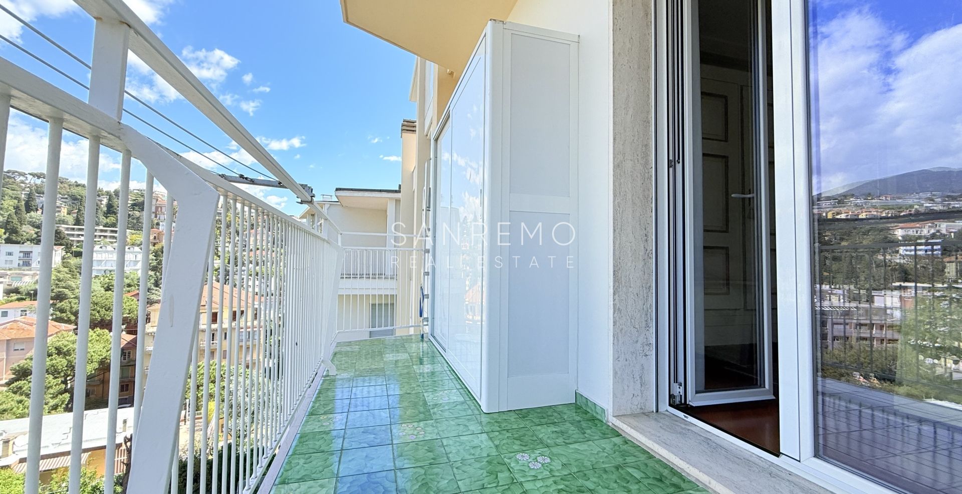 Spacieux appartement avec vue sur la mer dans une résidence élégante et plane avec service de conciergerie.