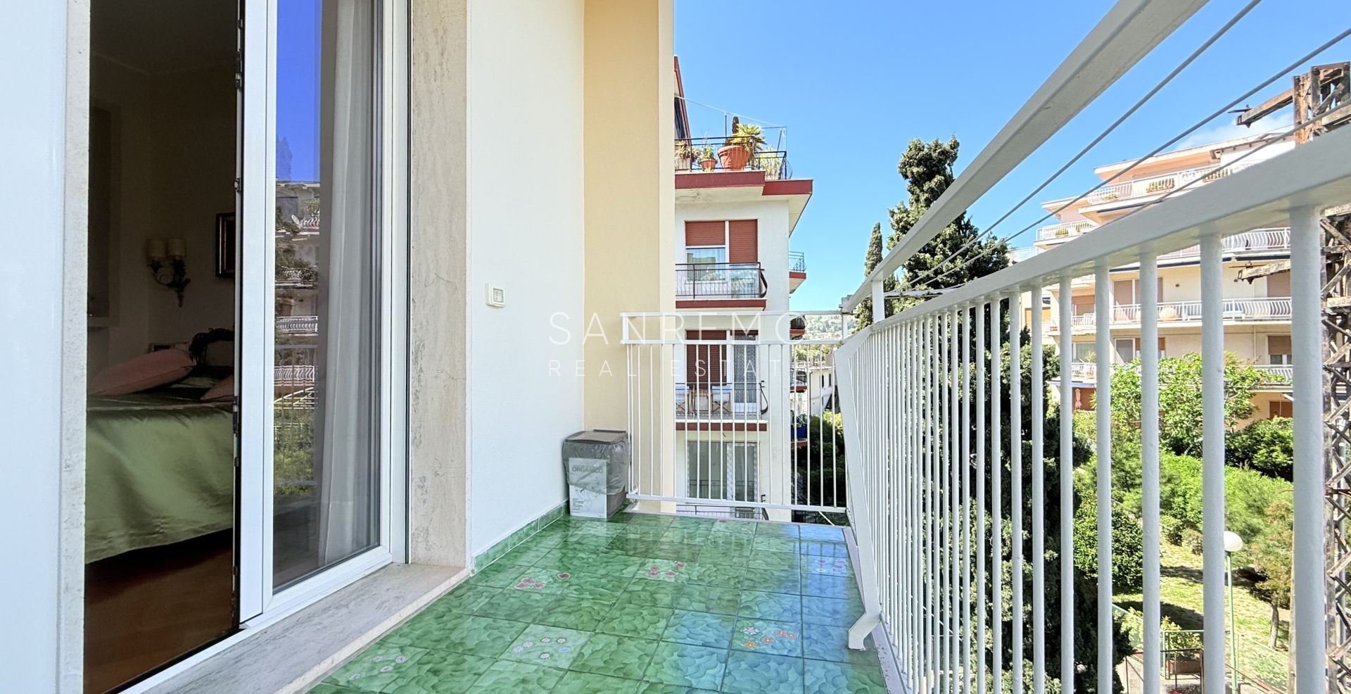 Spacieux appartement avec vue sur la mer dans une résidence élégante et plane avec service de conciergerie.