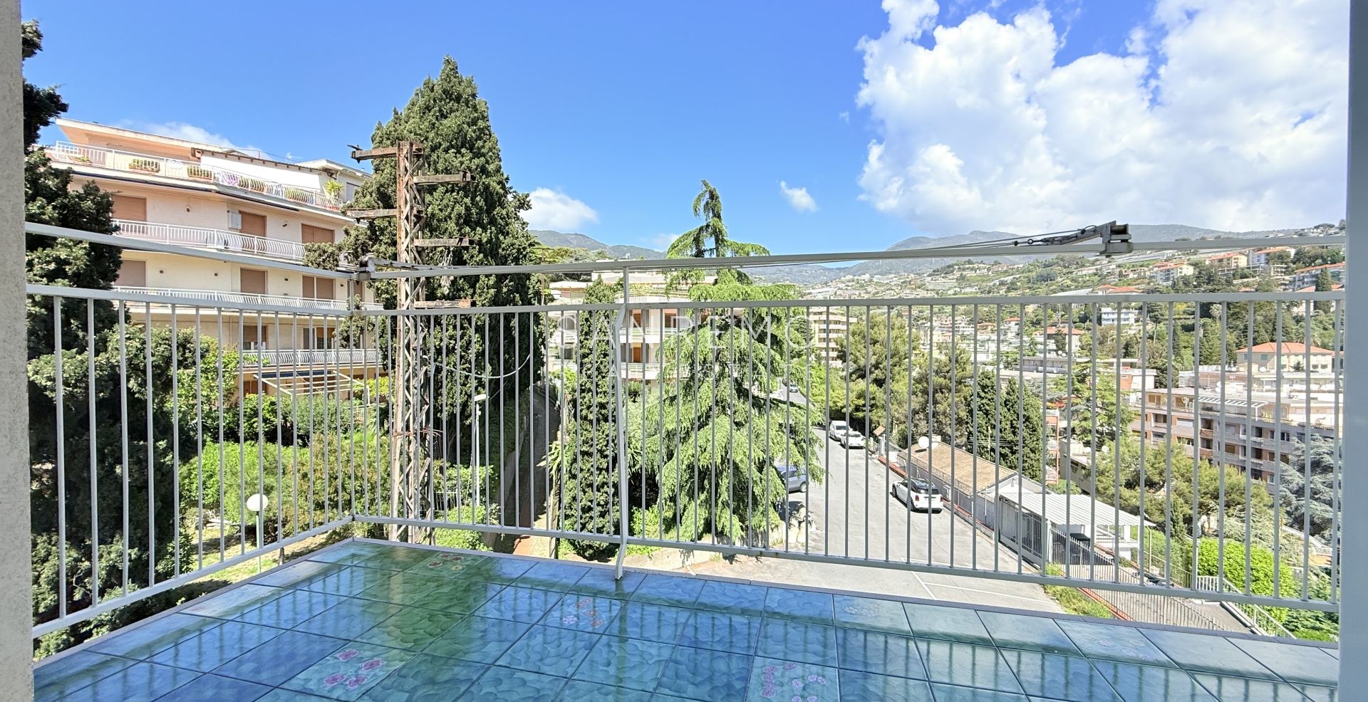 Spacieux appartement avec vue sur la mer dans une résidence élégante et plane avec service de conciergerie.