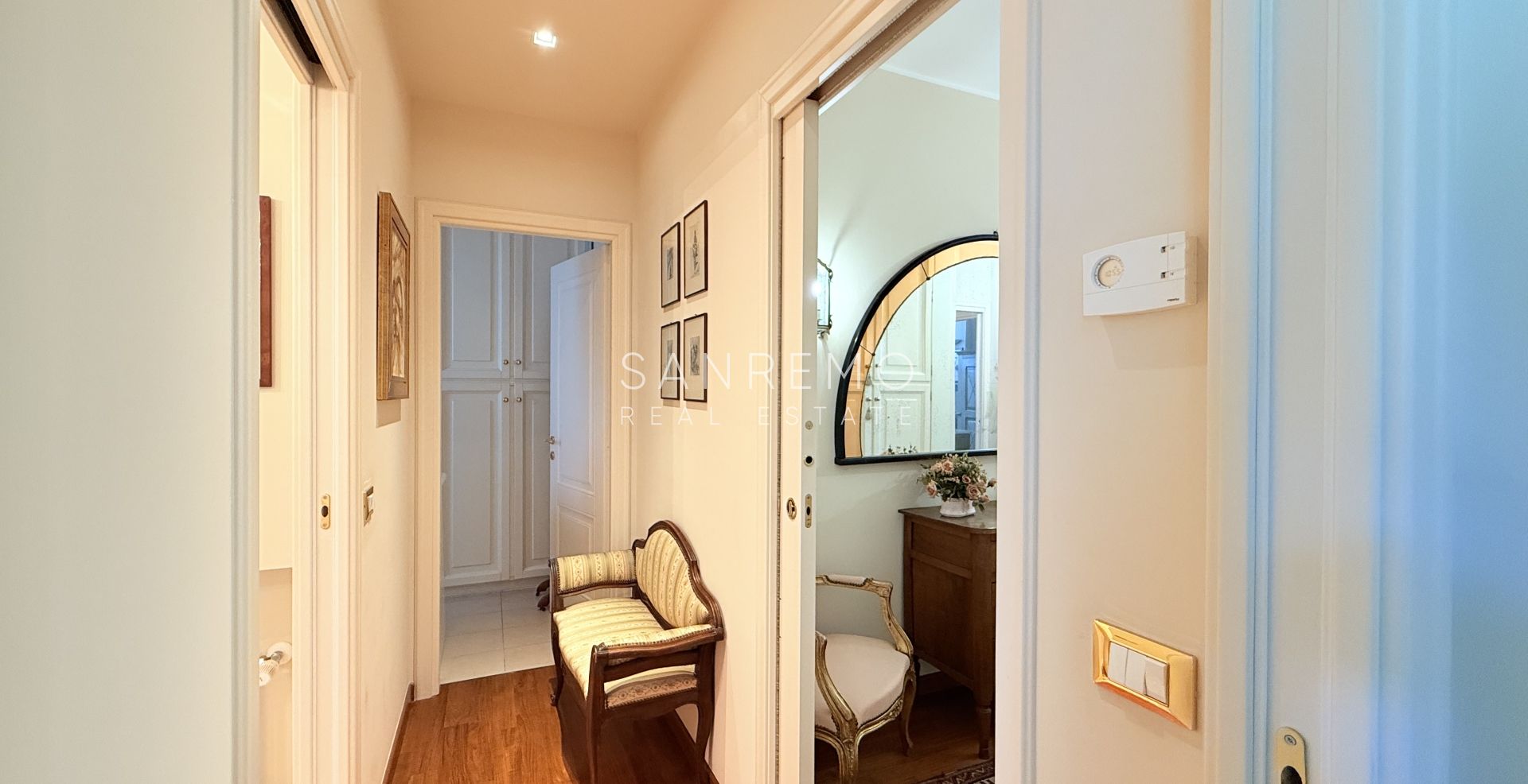 Spacieux appartement avec vue sur la mer dans une résidence élégante et plane avec service de conciergerie.