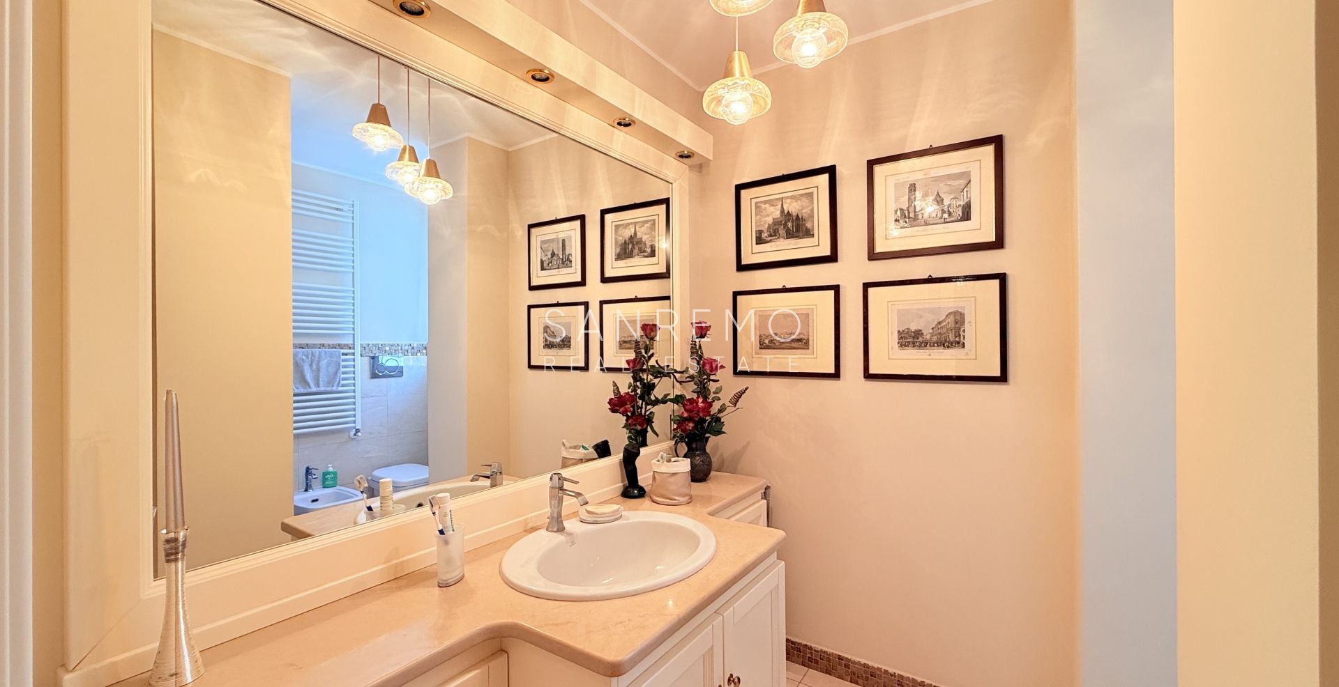 Spacieux appartement avec vue sur la mer dans une résidence élégante et plane avec service de conciergerie.