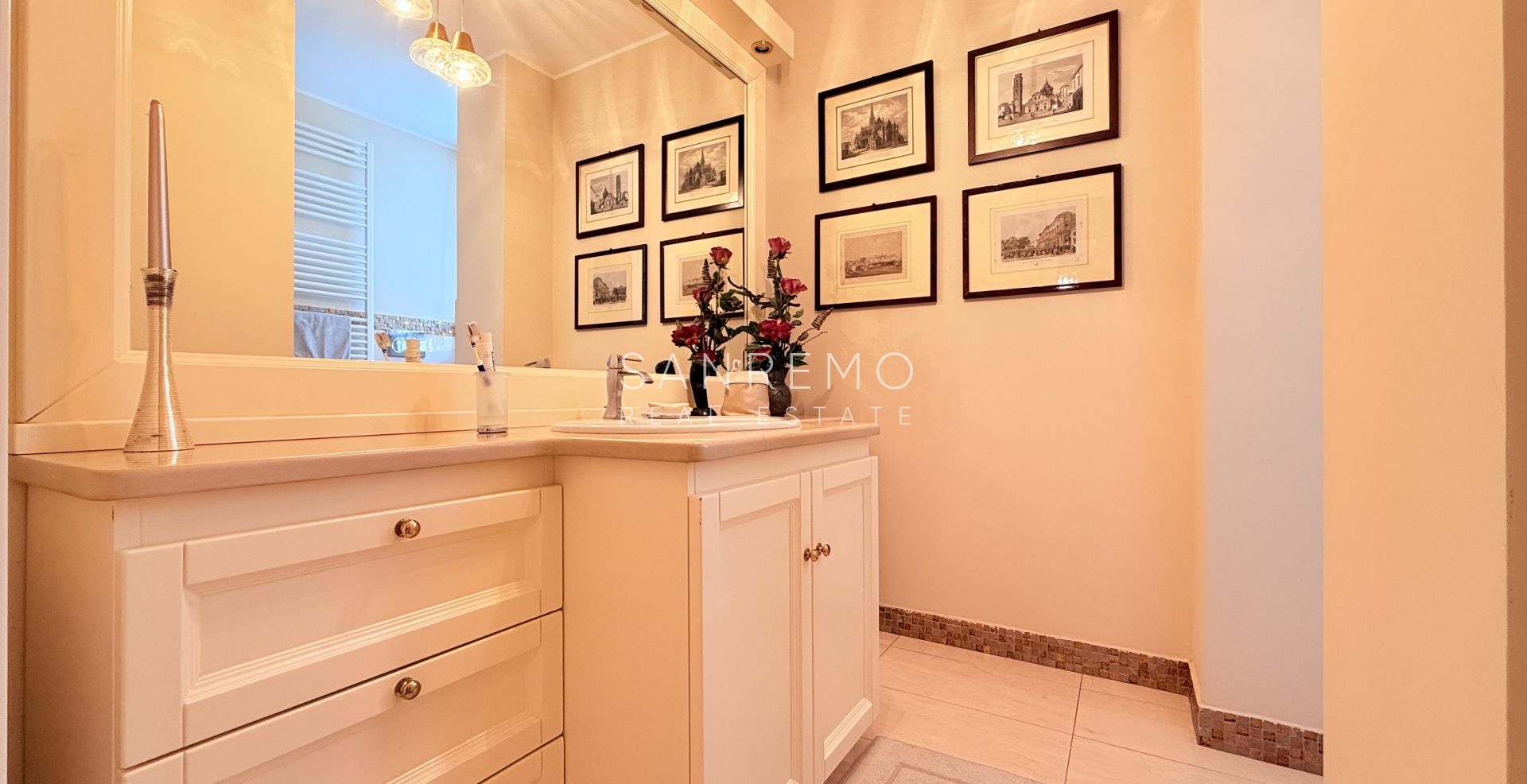 Spacieux appartement avec vue sur la mer dans une résidence élégante et plane avec service de conciergerie.