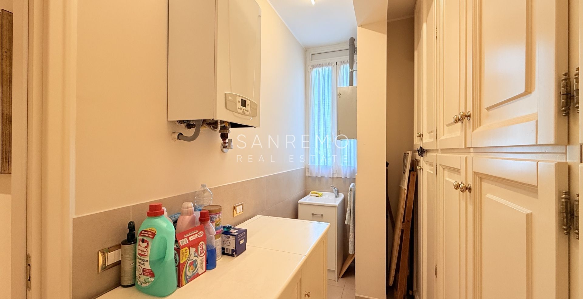 Spacieux appartement avec vue sur la mer dans une résidence élégante et plane avec service de conciergerie.