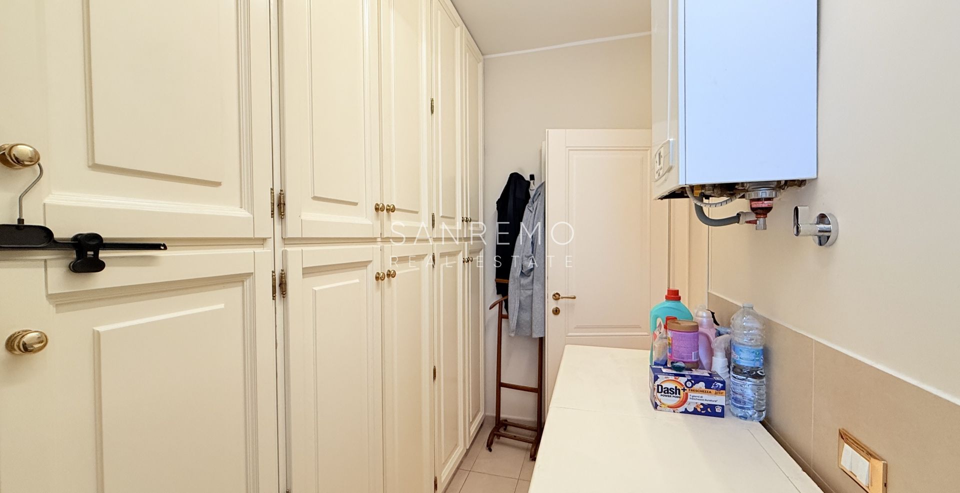 Spacieux appartement avec vue sur la mer dans une résidence élégante et plane avec service de conciergerie.