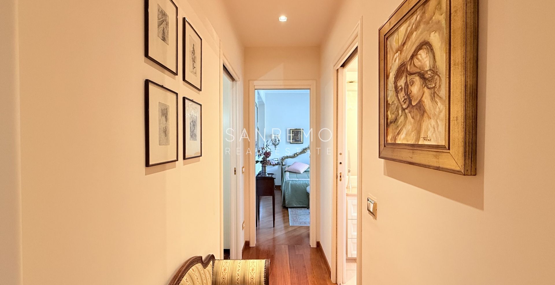 Spacieux appartement avec vue sur la mer dans une résidence élégante et plane avec service de conciergerie.