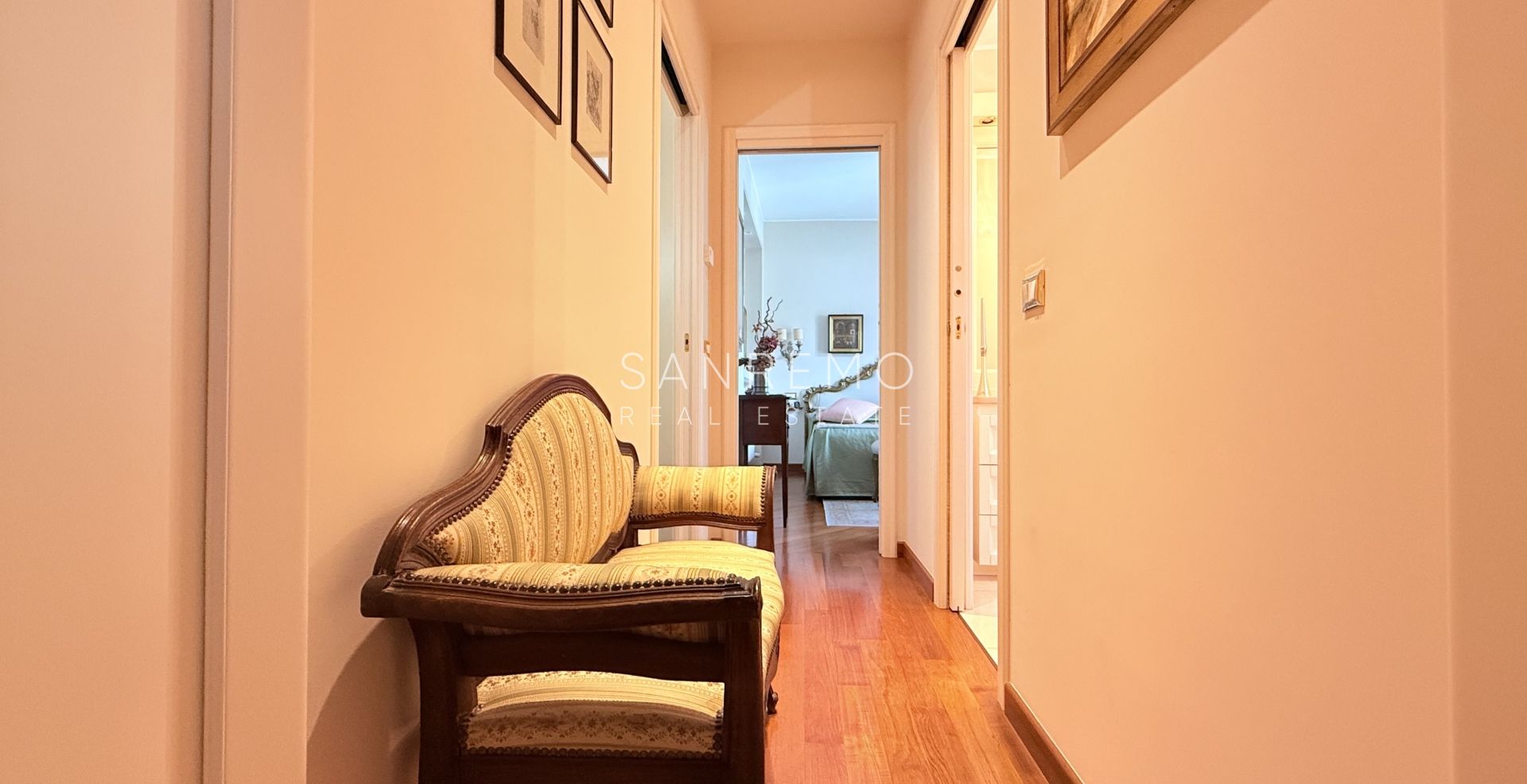 Spacieux appartement avec vue sur la mer dans une résidence élégante et plane avec service de conciergerie.