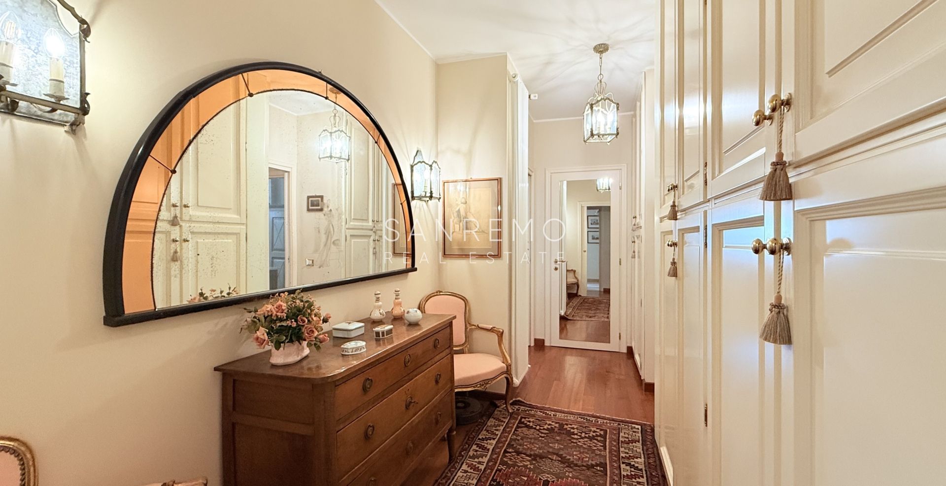 Spacieux appartement avec vue sur la mer dans une résidence élégante et plane avec service de conciergerie.