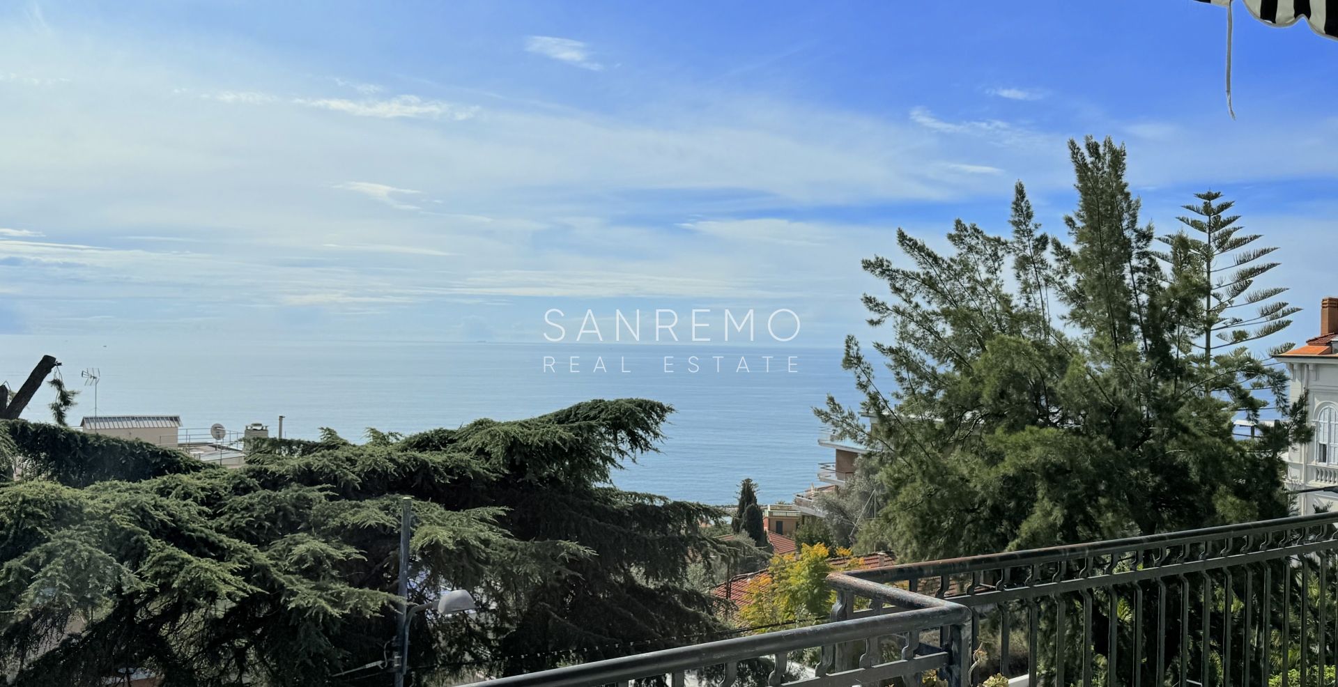 Grand appartement à rénover avec terrasse habitable et belle vue mer