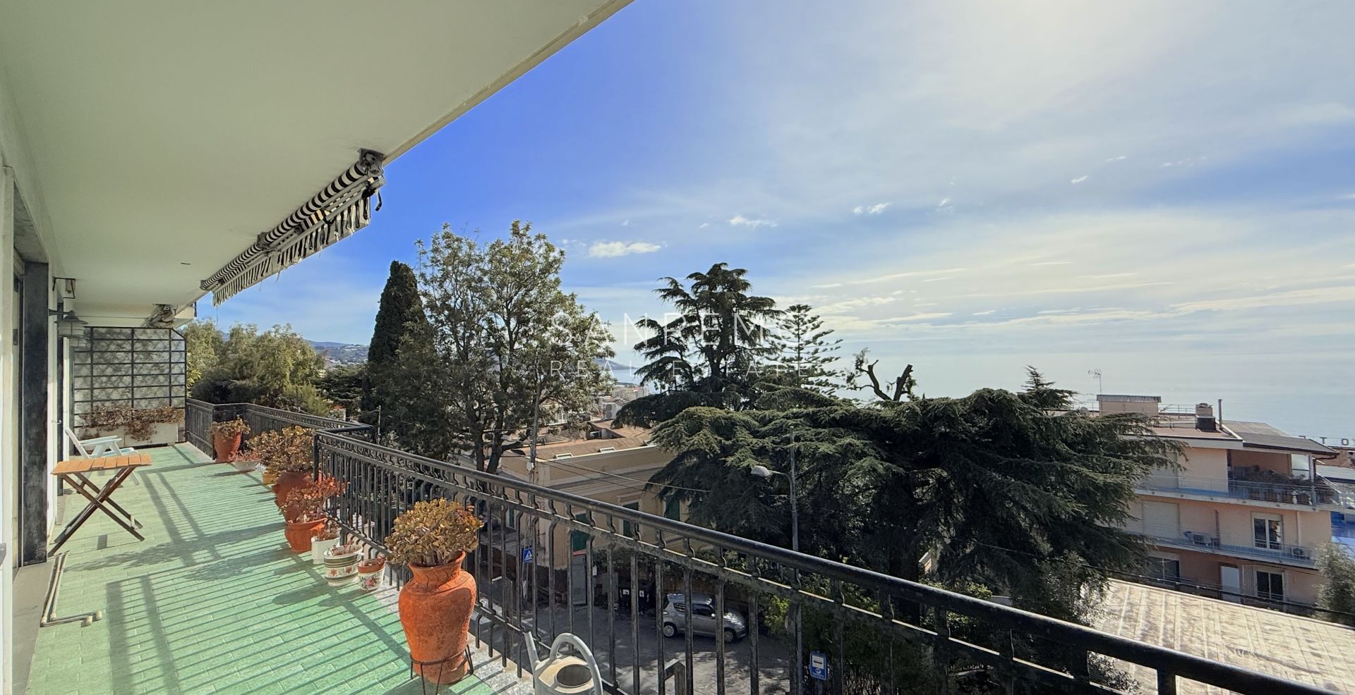 Grand appartement à rénover avec terrasse habitable et belle vue mer
