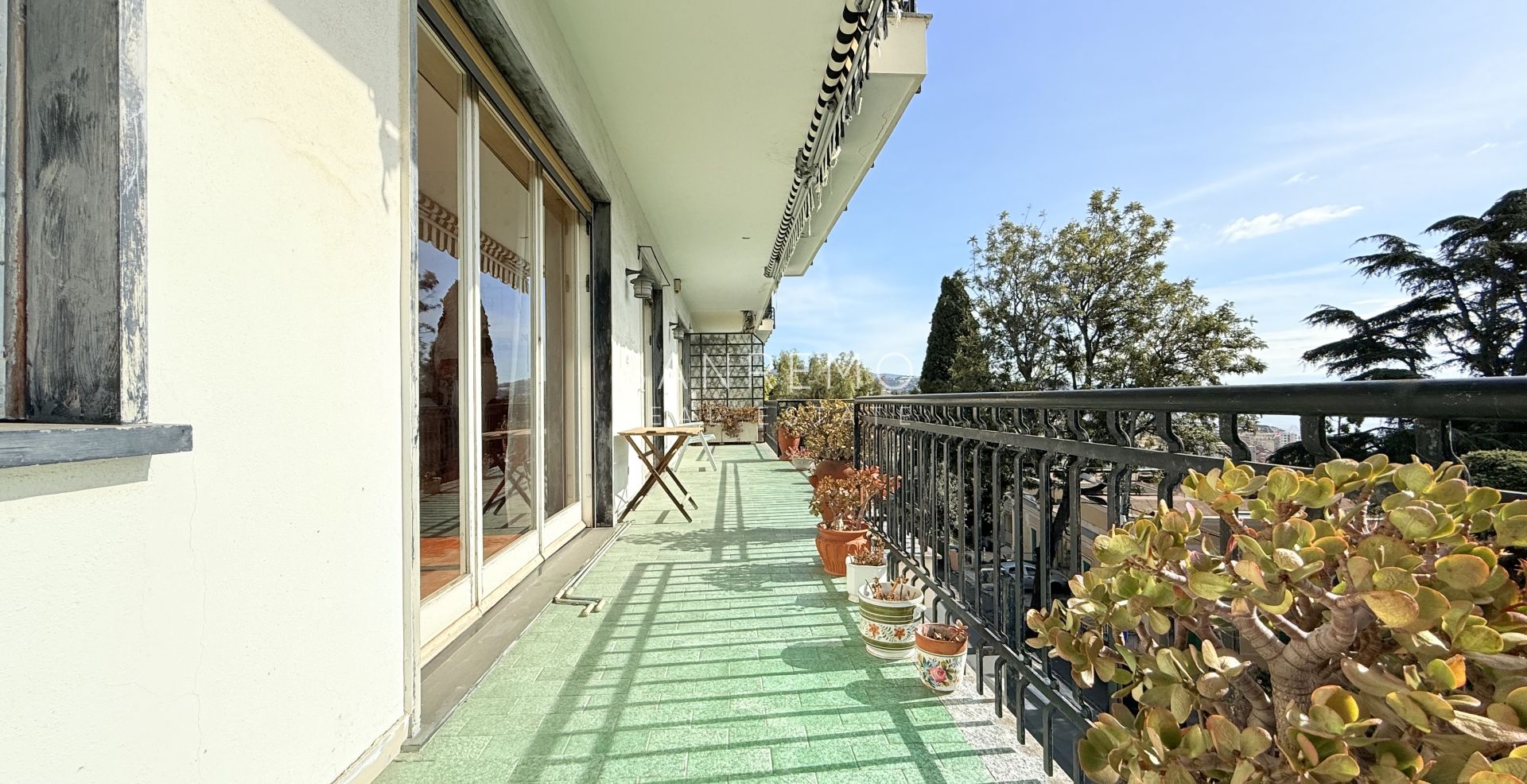 Grand appartement à rénover avec terrasse habitable et belle vue mer
