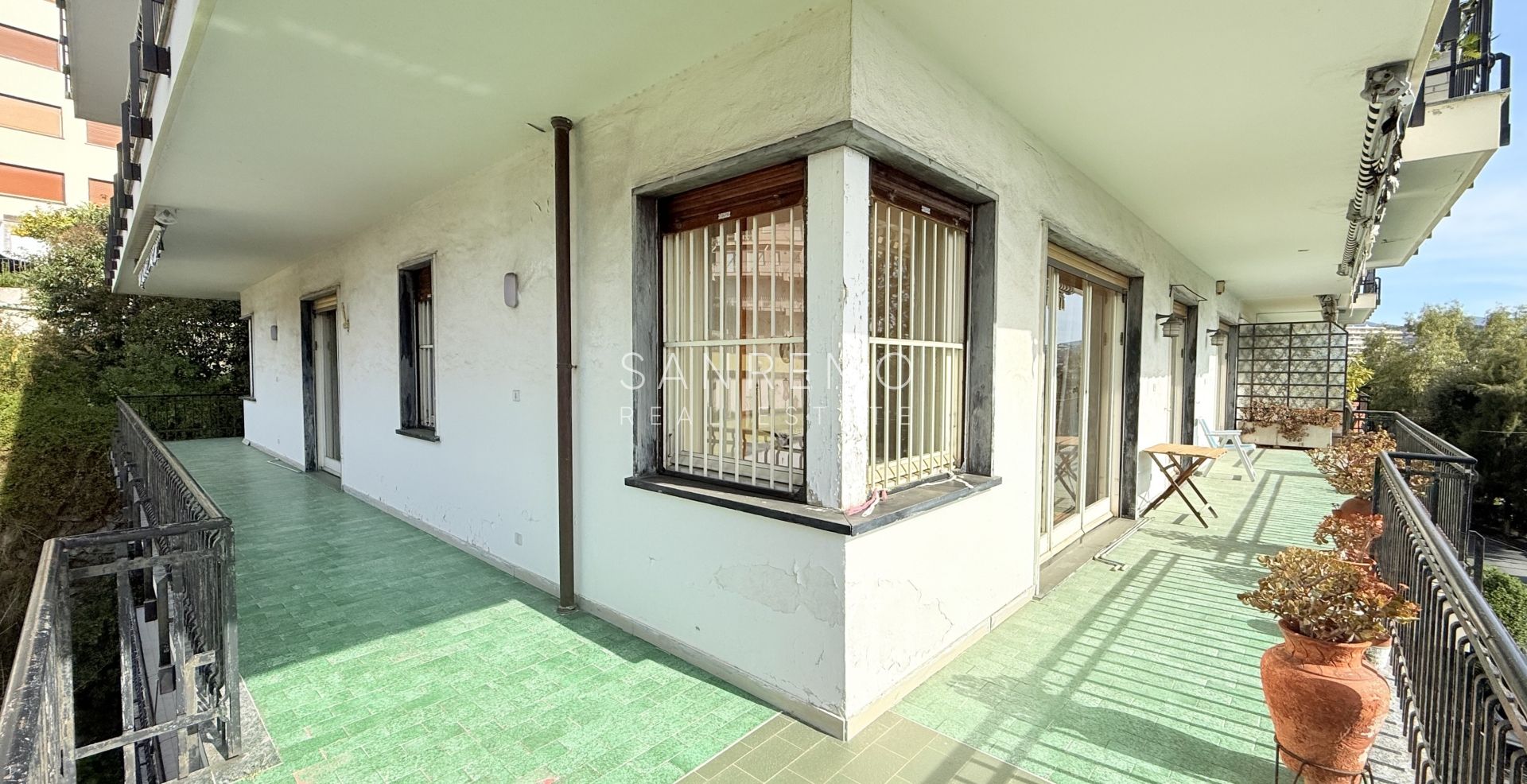 Grand appartement à rénover avec terrasse habitable et belle vue mer