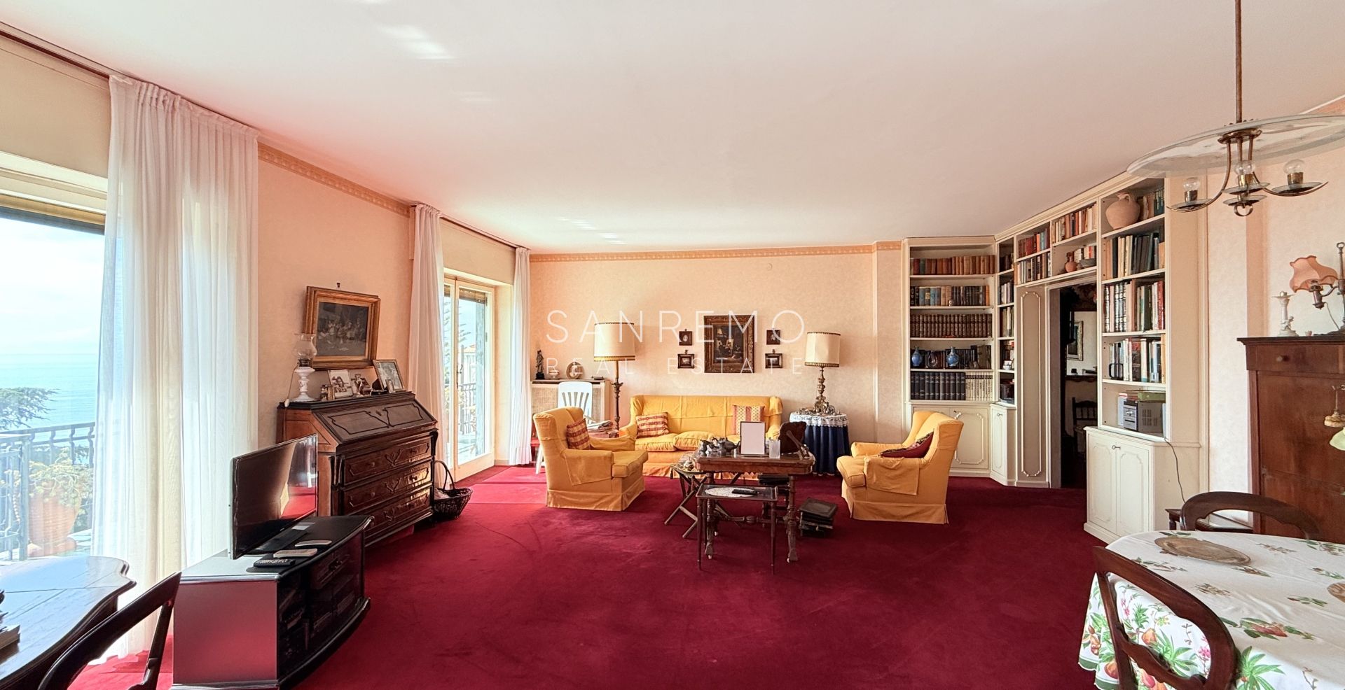 Grand appartement à rénover avec terrasse habitable et belle vue mer