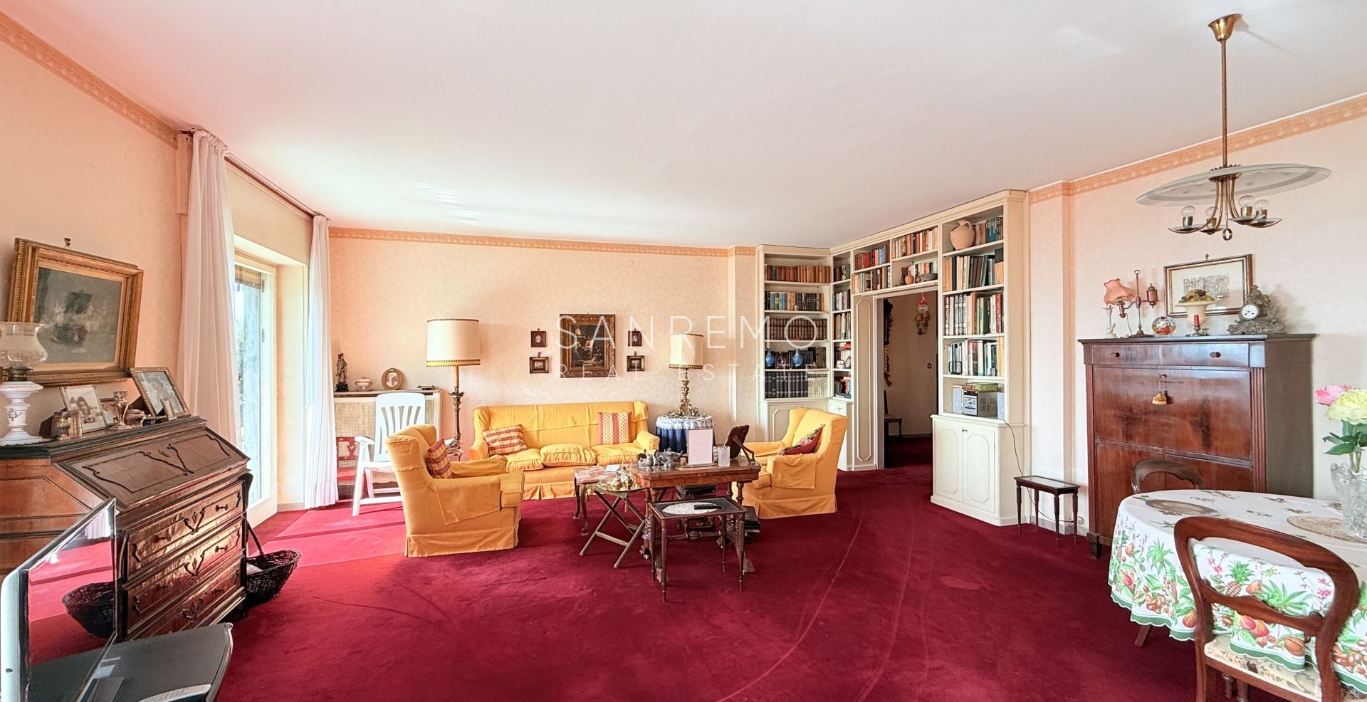 Grand appartement à rénover avec terrasse habitable et belle vue mer