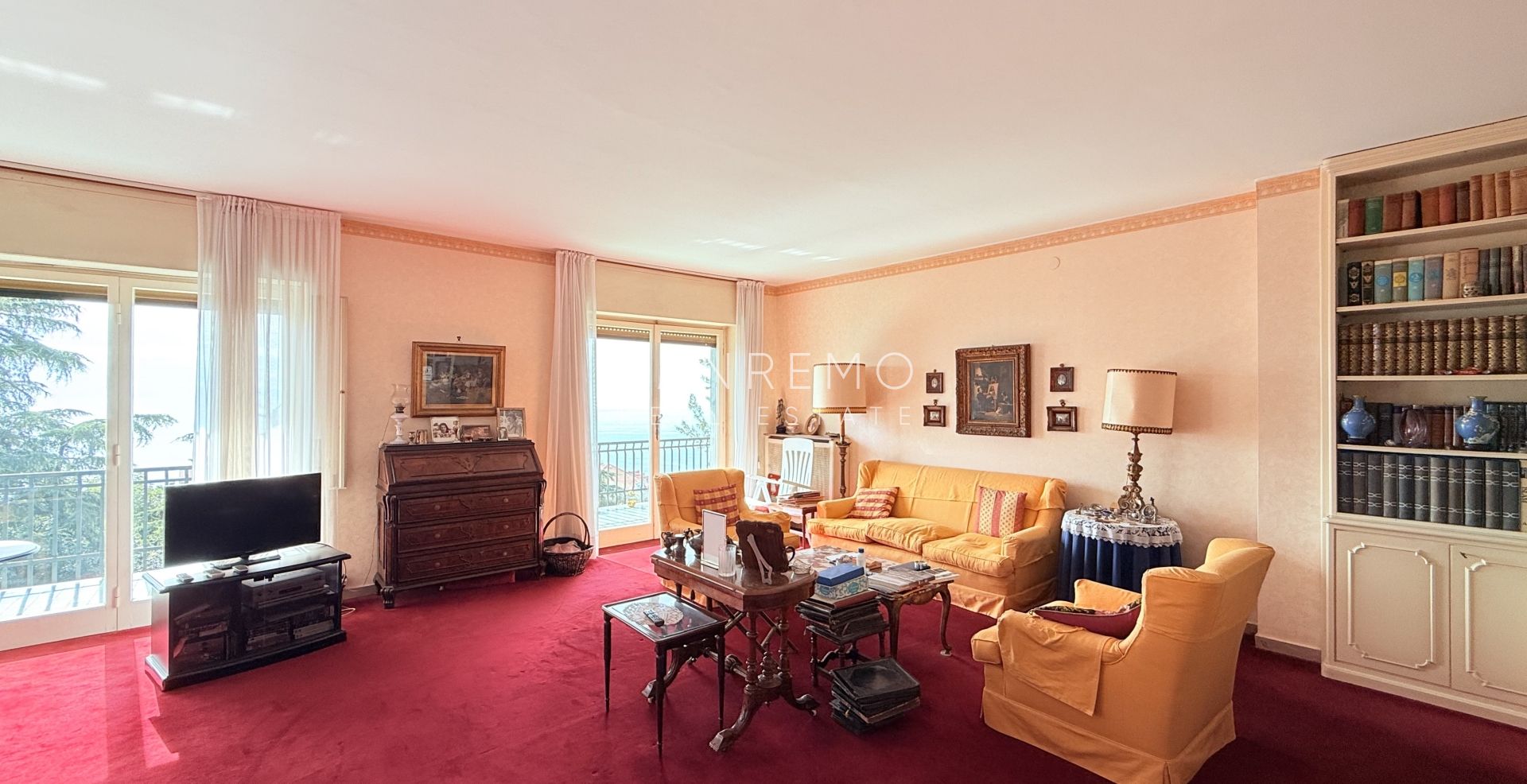 Grand appartement à rénover avec terrasse habitable et belle vue mer