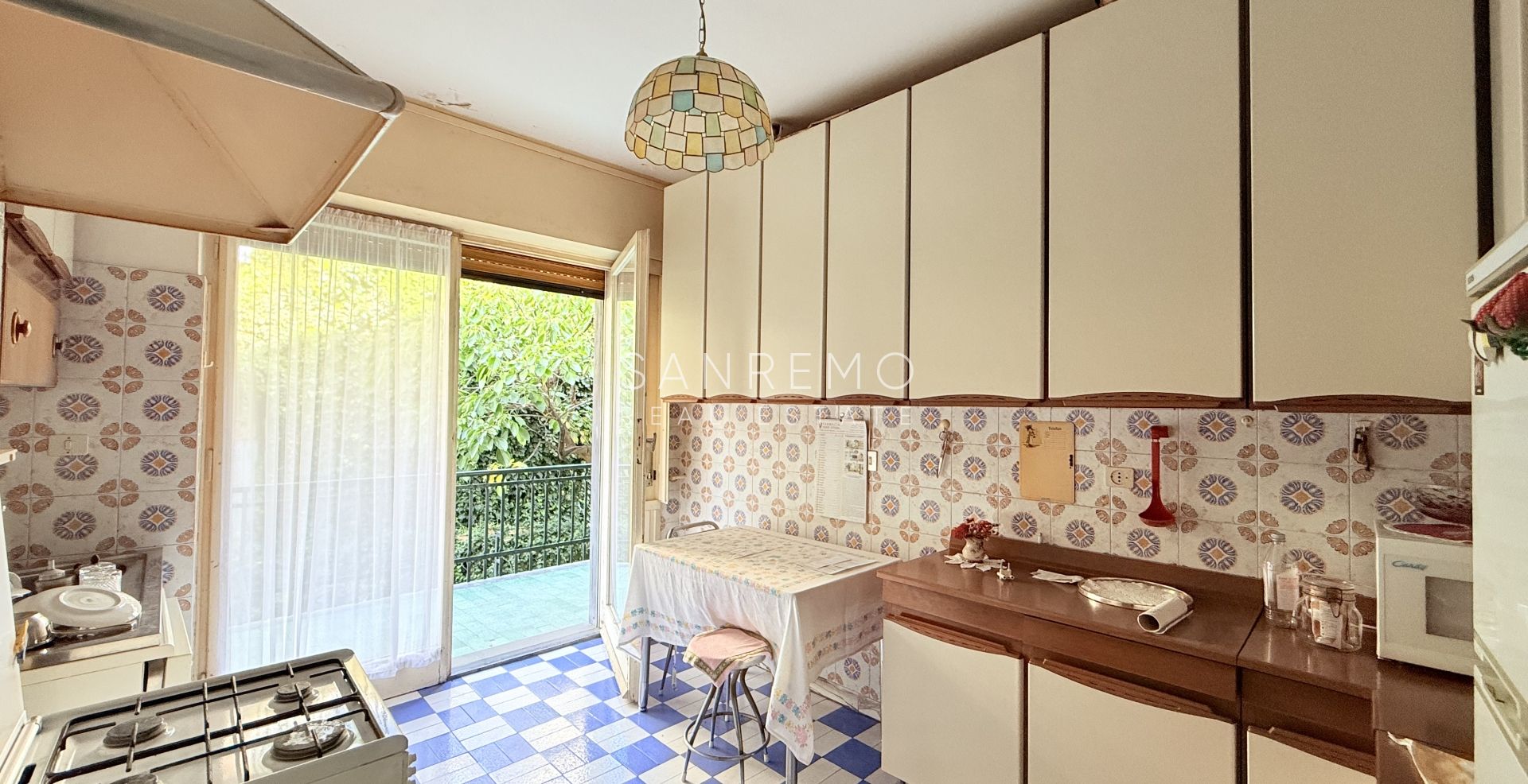 Grand appartement à rénover avec terrasse habitable et belle vue mer