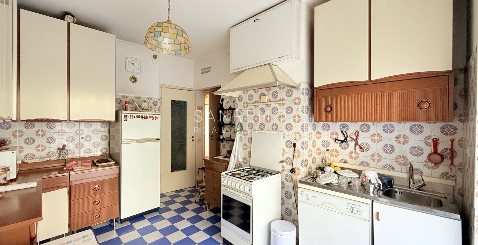 Grand appartement à rénover avec terrasse habitable et belle vue mer