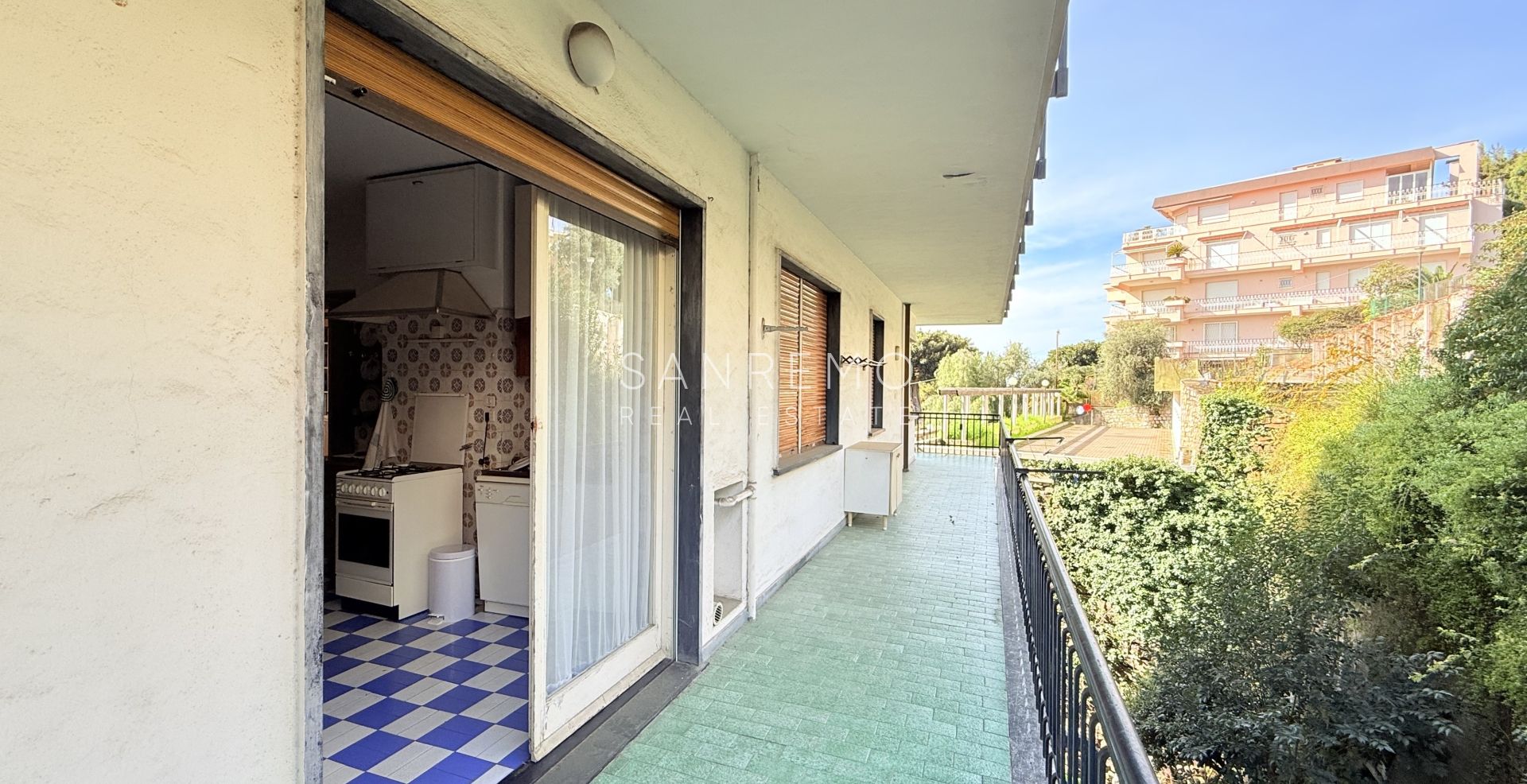 Grand appartement à rénover avec terrasse habitable et belle vue mer