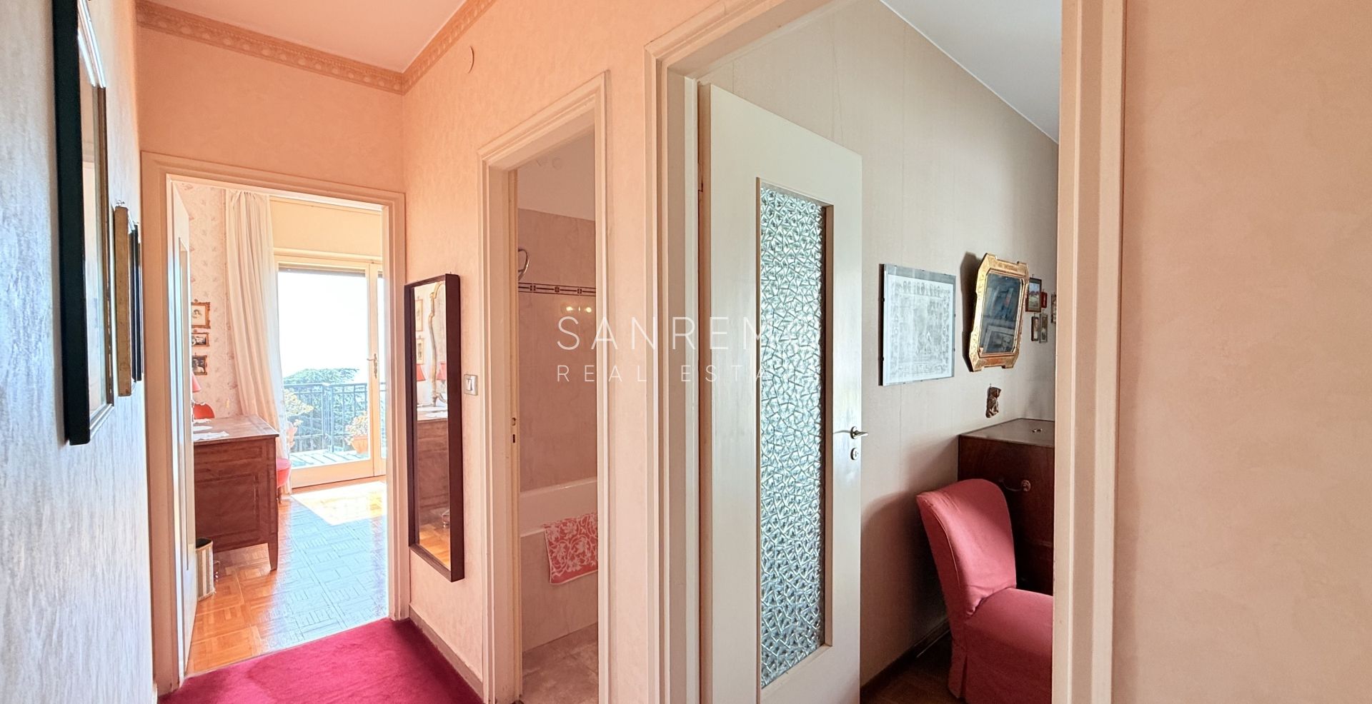 Grand appartement à rénover avec terrasse habitable et belle vue mer