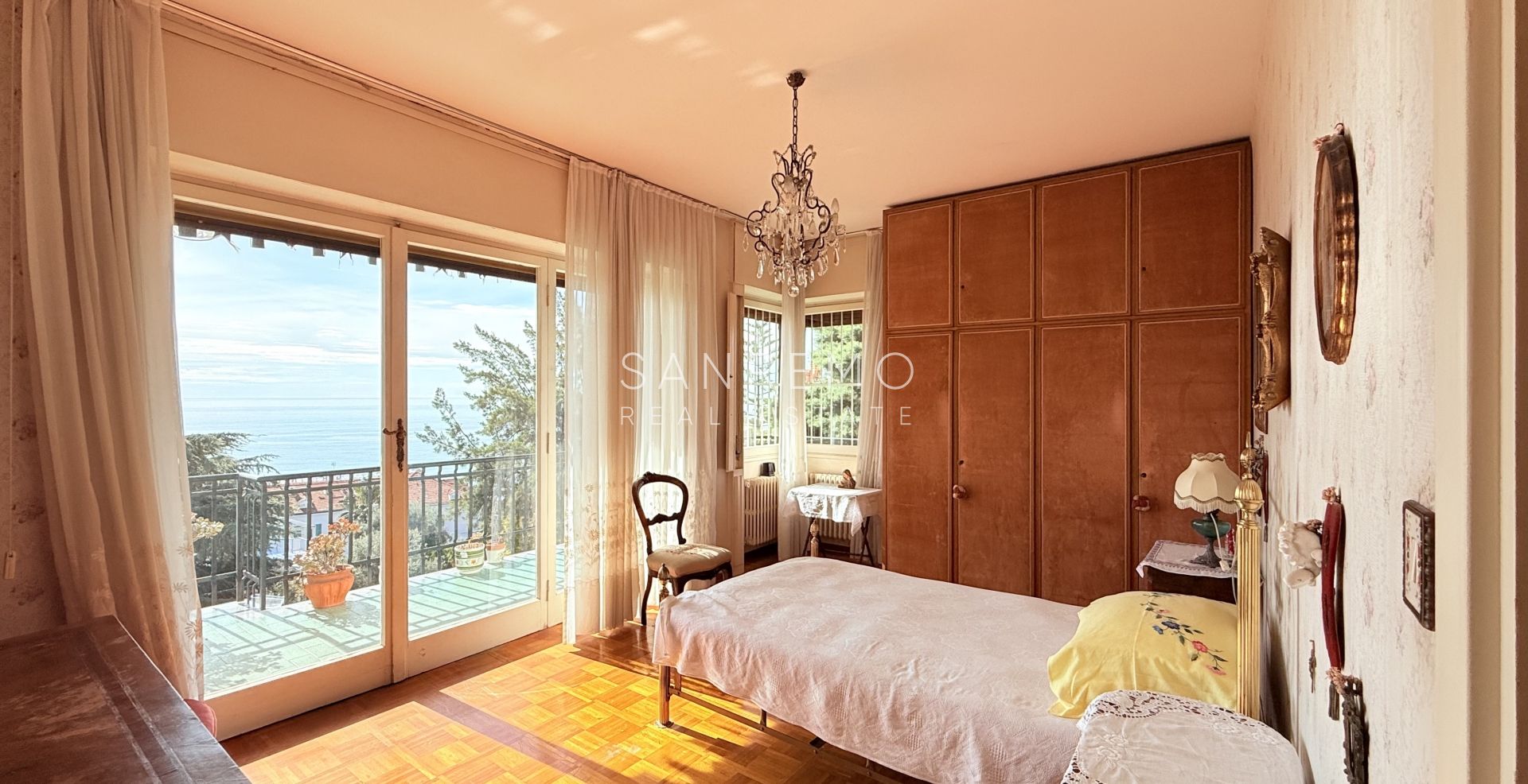 Grand appartement à rénover avec terrasse habitable et belle vue mer