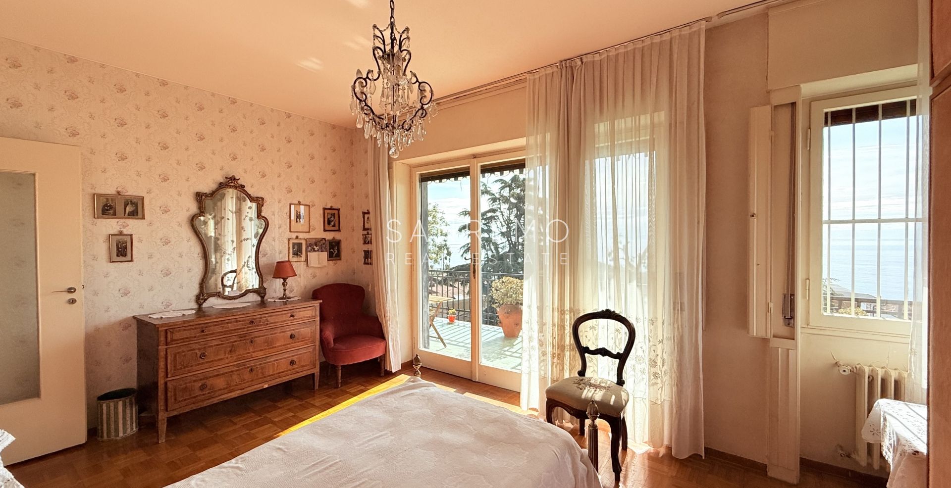 Grand appartement à rénover avec terrasse habitable et belle vue mer