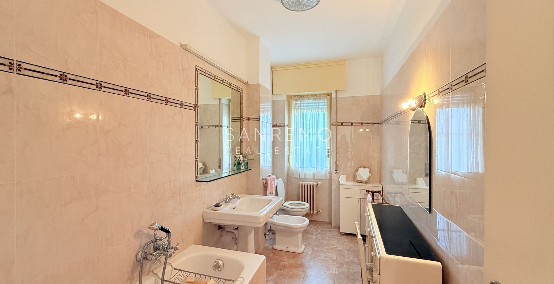Grand appartement à rénover avec terrasse habitable et belle vue mer